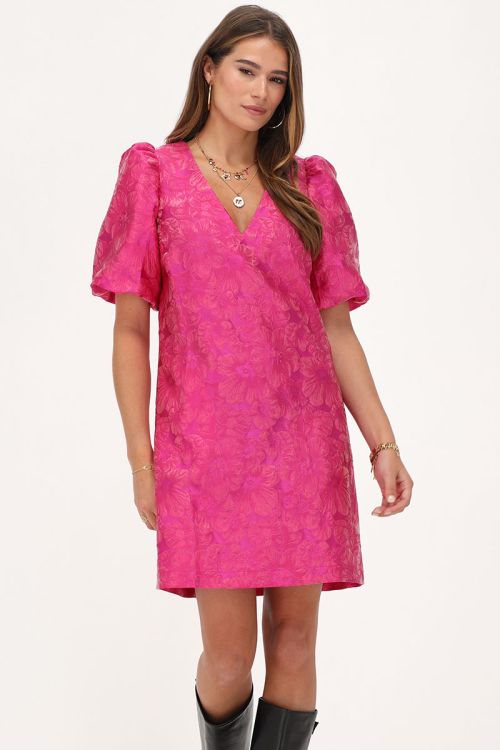 Roze jacquard jurk met pofmouwen