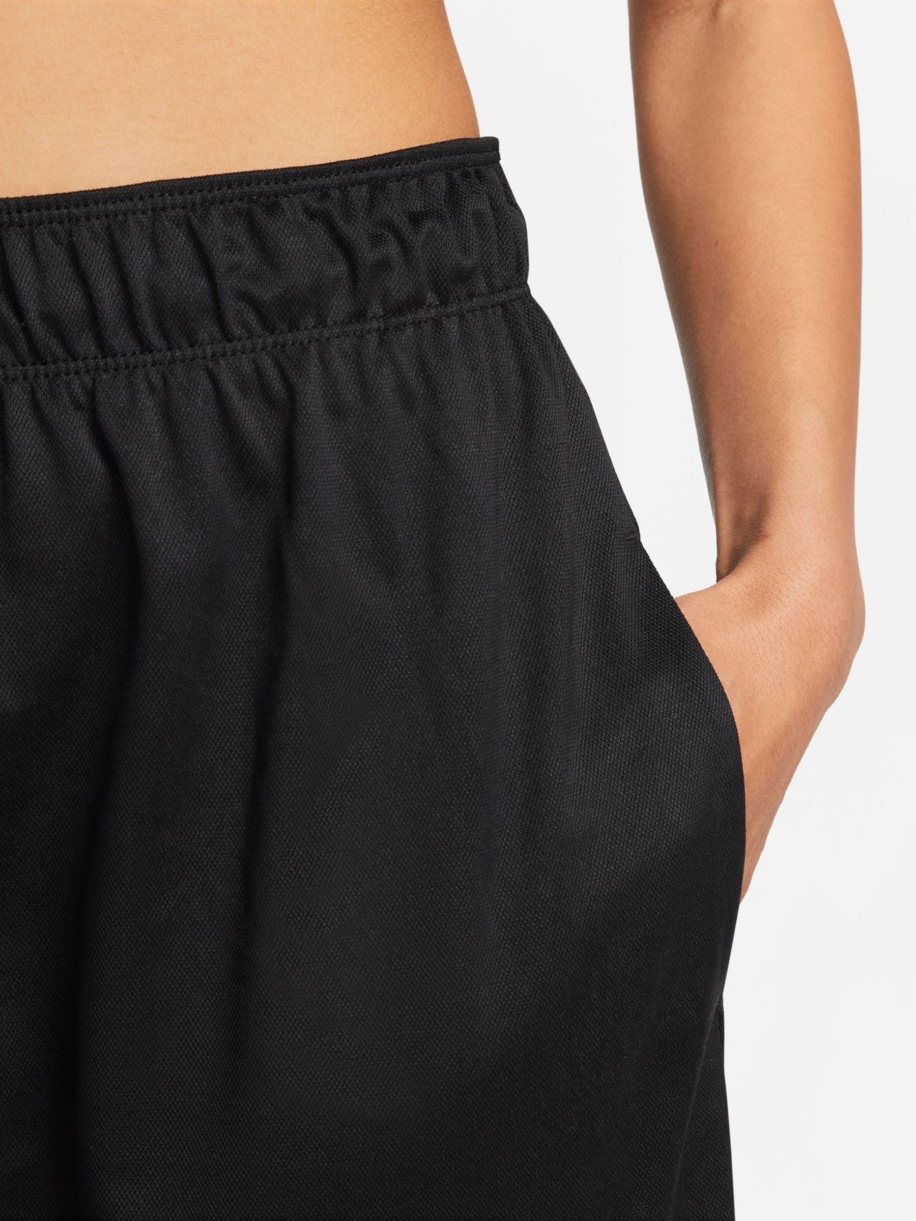 Zwart - Nike Dri-FIT Attack Fitness halfhoge ongevoerde shorts van 5
