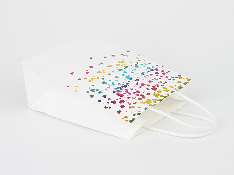 (12er Set) 15x21cm Kraftpapier Tüten Geschenktasche Herzen Papiertüten Gift Bags - Weiss / Bunt