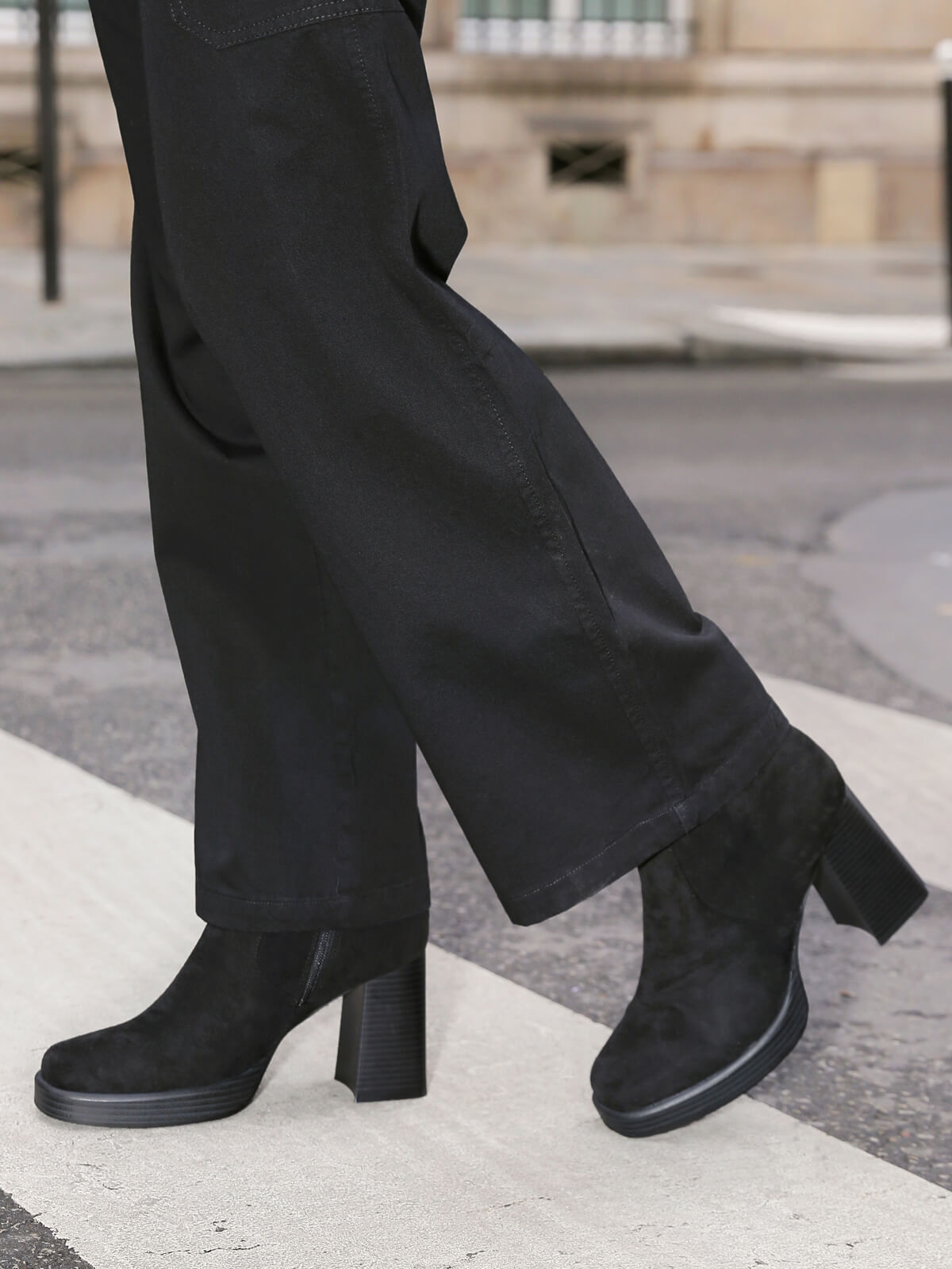 Bottines en suédine à bout et talon carrés- Noir