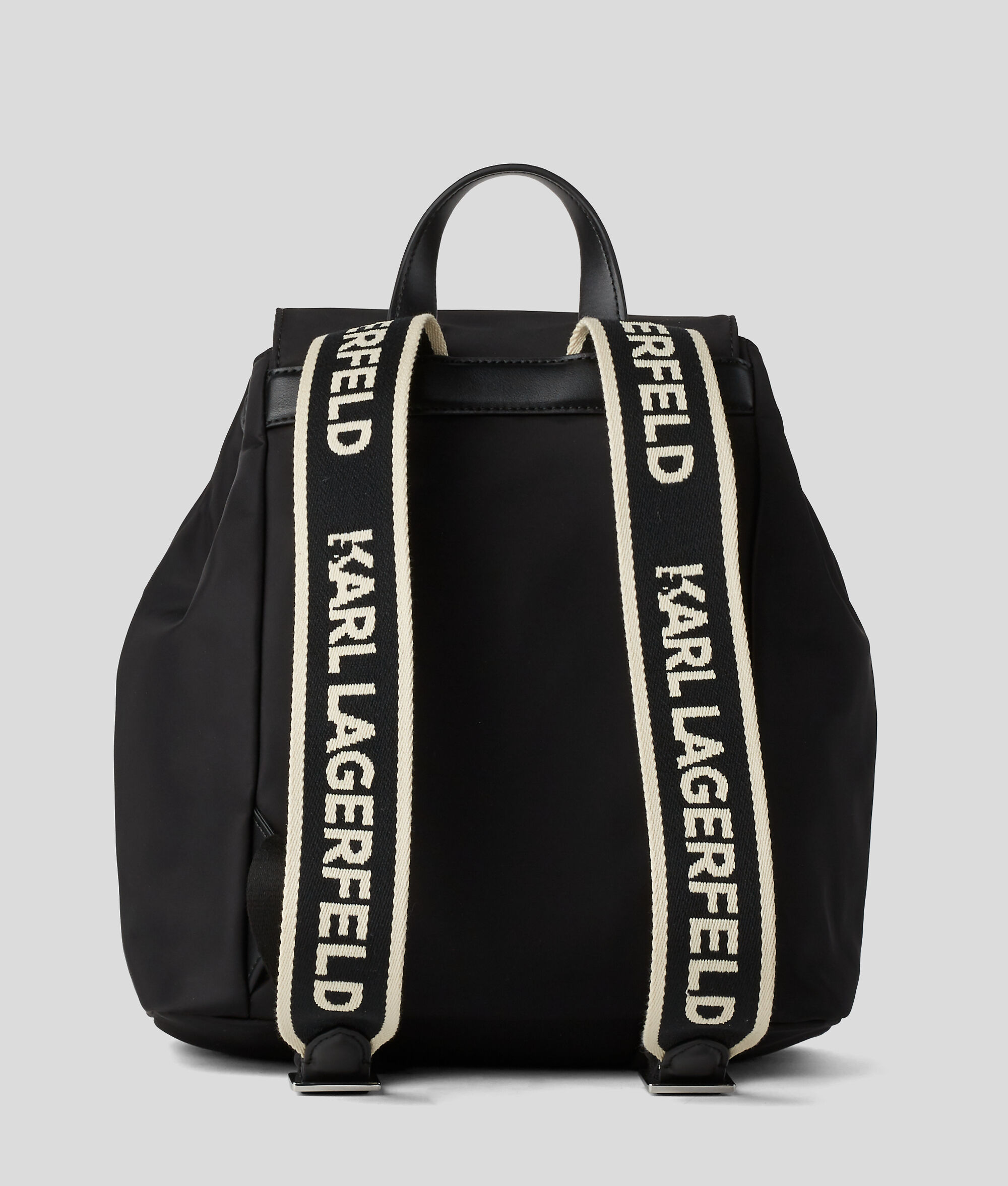 SAC À DOS AVEC DÉTAIL EN MÉTAL RUE ST-GUILLAUME