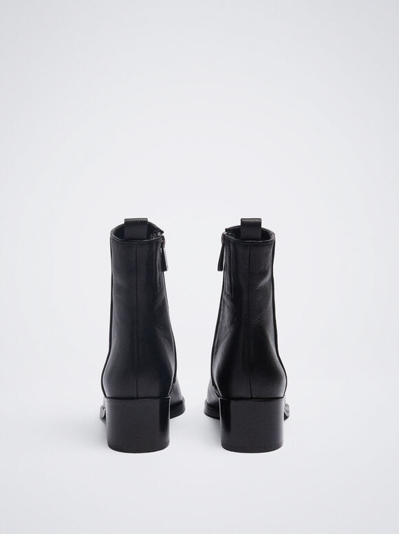 Botas de cano curto em couro com salto - Pretas