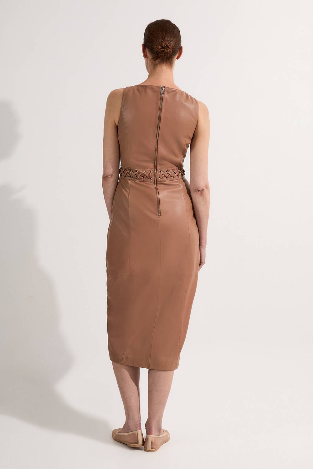 KarenMillen Robe crayon midi sans manches en cuir ornée d'œillets et garnie de dentelle