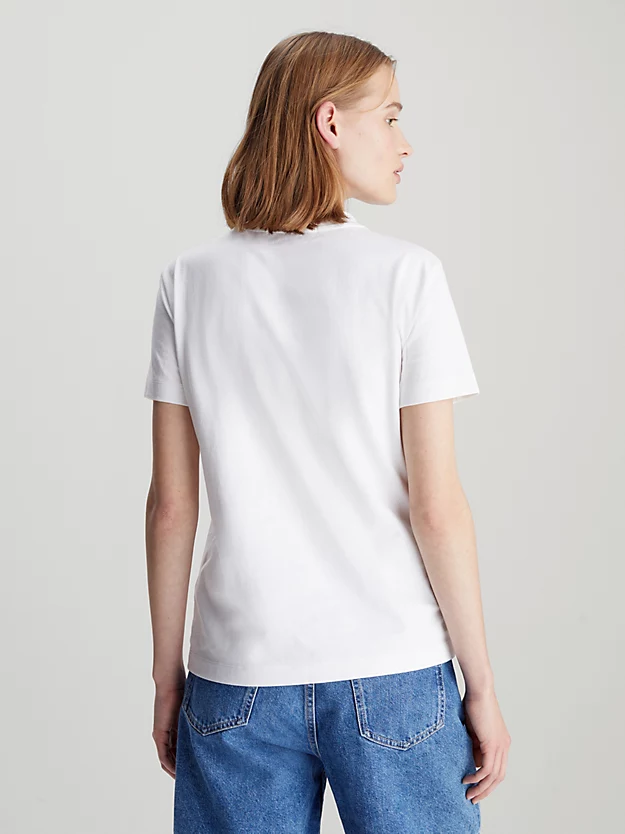 Camiseta com logotipo em relevo