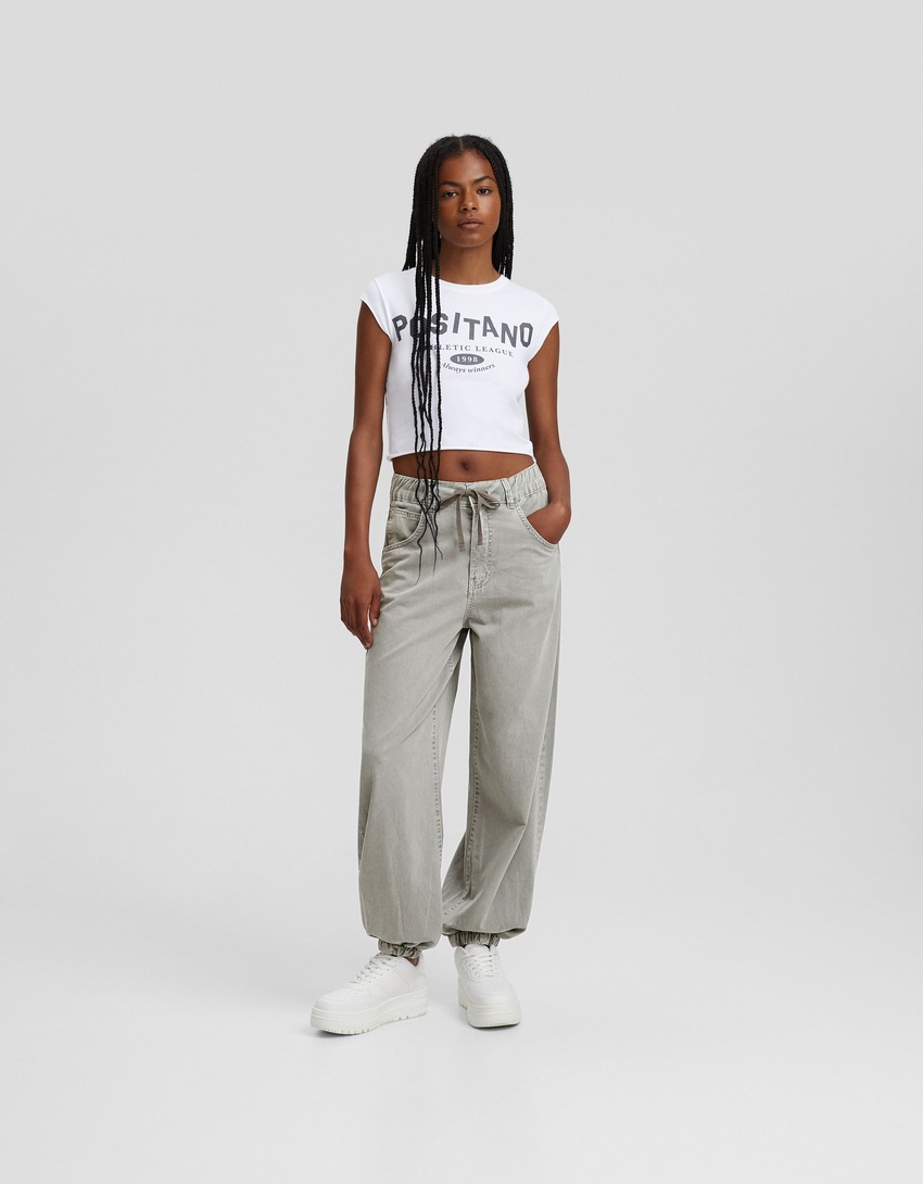 Calça jogger de algodão com cordão.