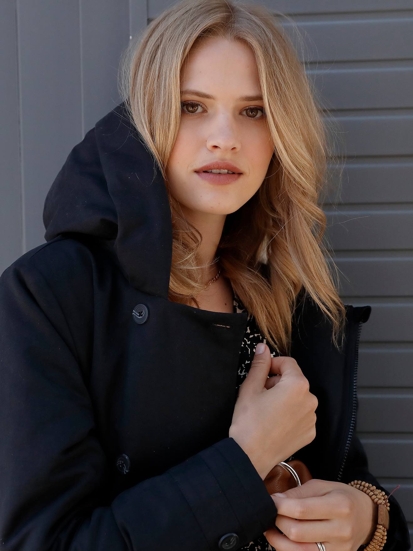 Parka preta lisa, ideal para gestantes e para o período pós-parto.