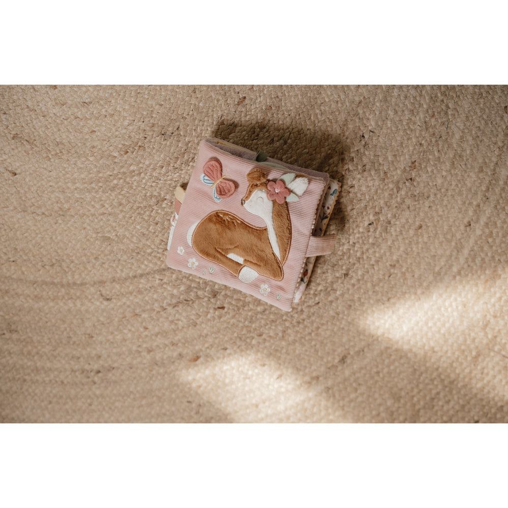 Køb Little Dutch Fairy Garden Pink Blød Aktivitetsbog