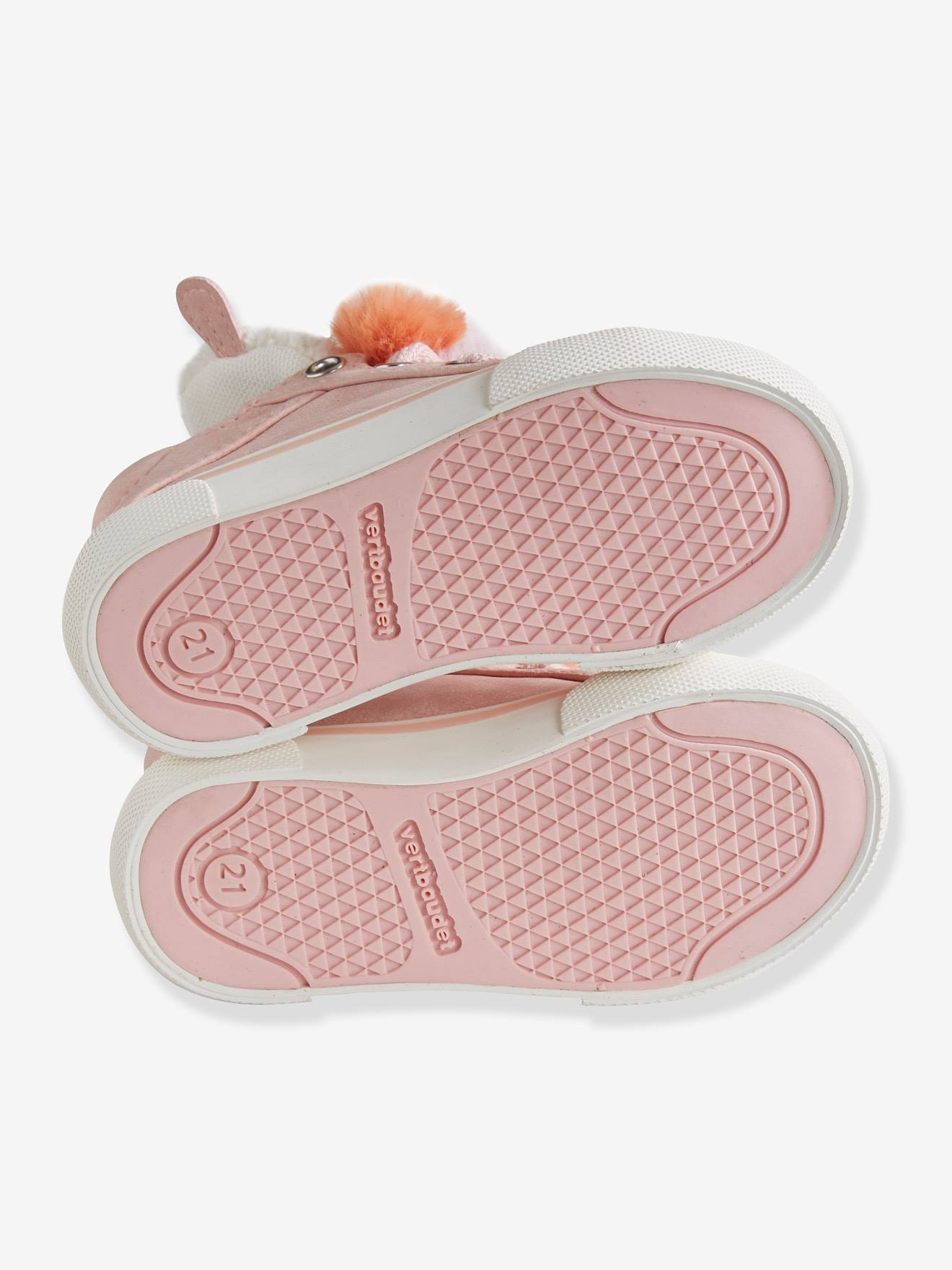 Tênis de cano alto para bebê menina com 3 pompons lisos rosa claro.