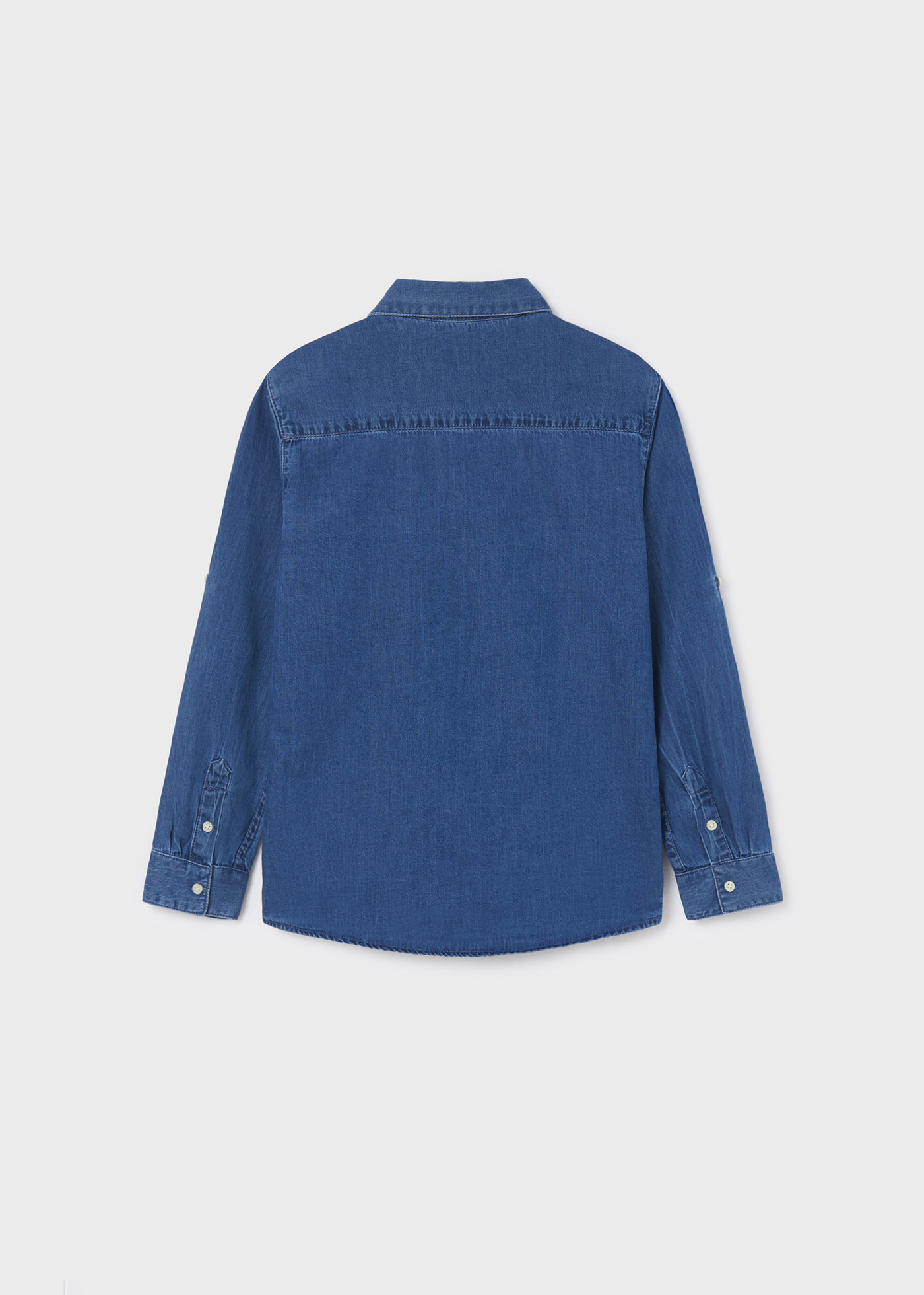 Camisa jeans de manga comprida para menino, feita com algodão sustentável.