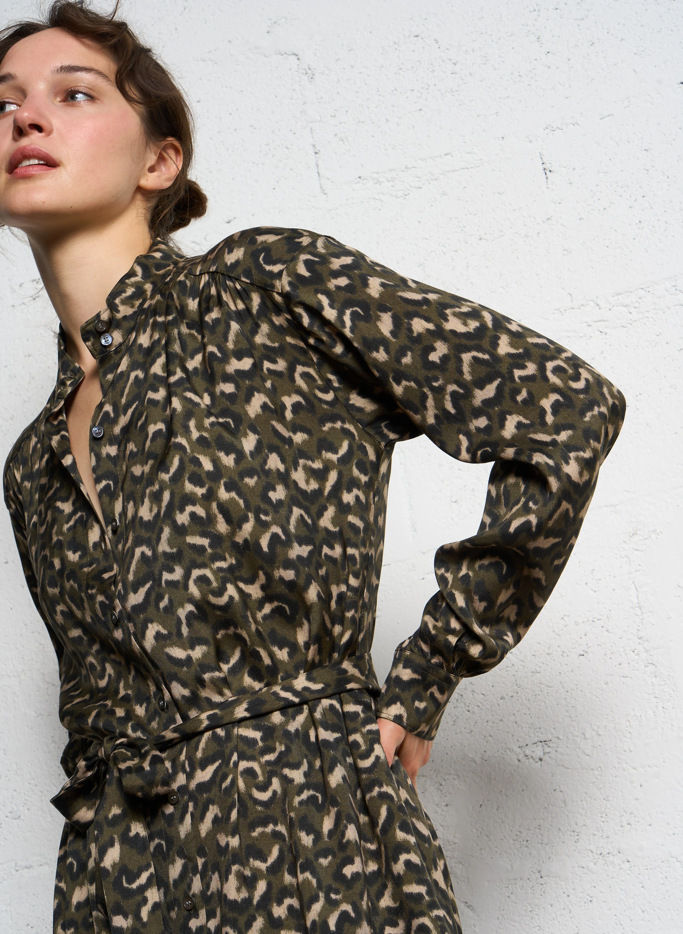 RAFALI - Robe longue col classique à imprimé léopard | Vert