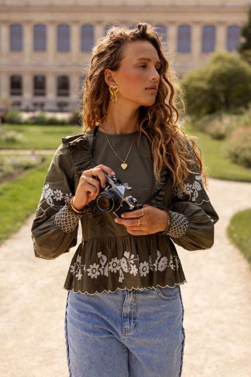 Donkergroene top met witte embroidery