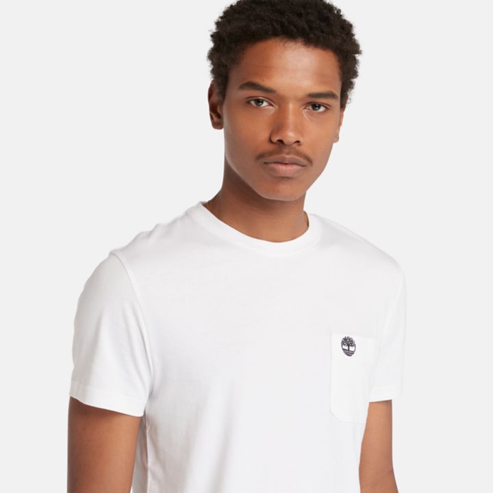 Camiseta masculina Dunstan River Pocket na cor branca.