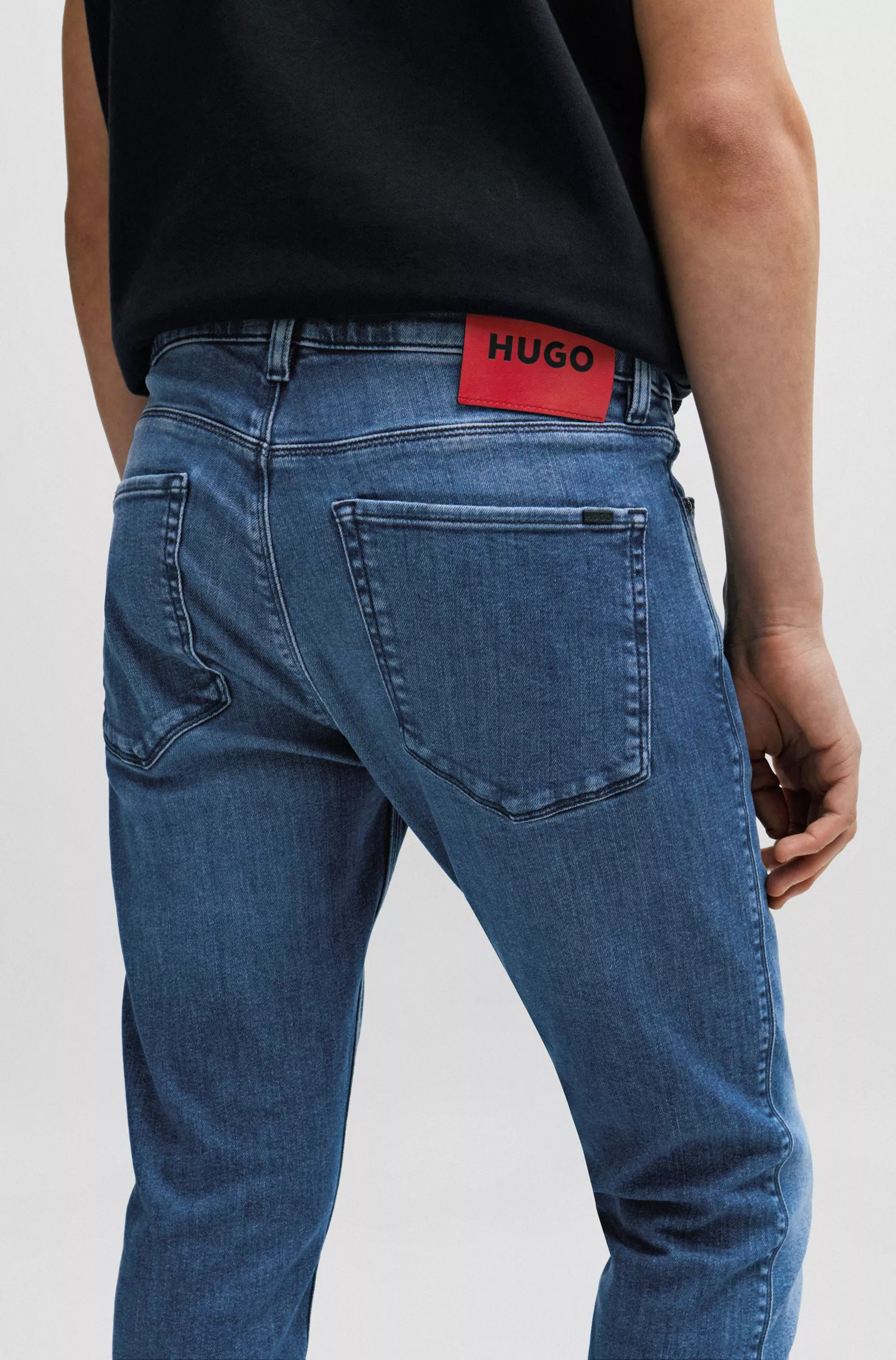 Calça jeans HUGO vermelha, extra slim fit, em denim azul com elasticidade confortável.