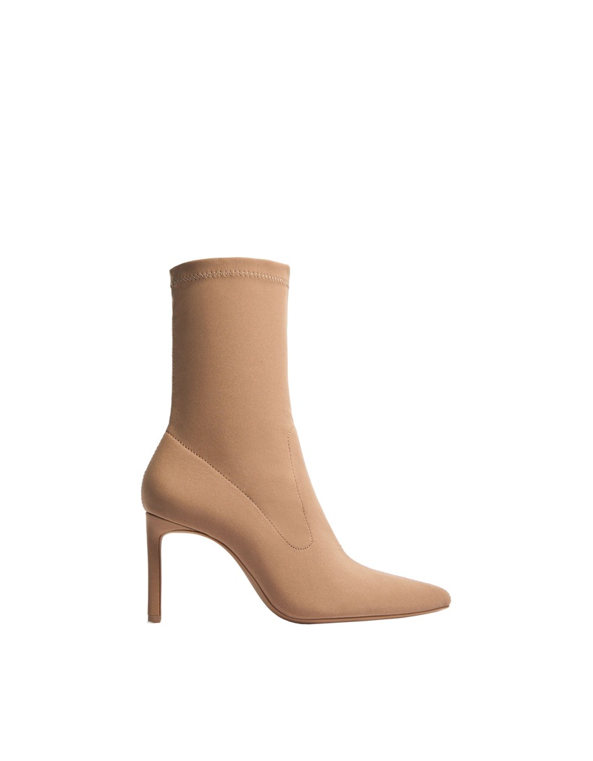 Botas de cano curto com salto alto e modelagem ajustada