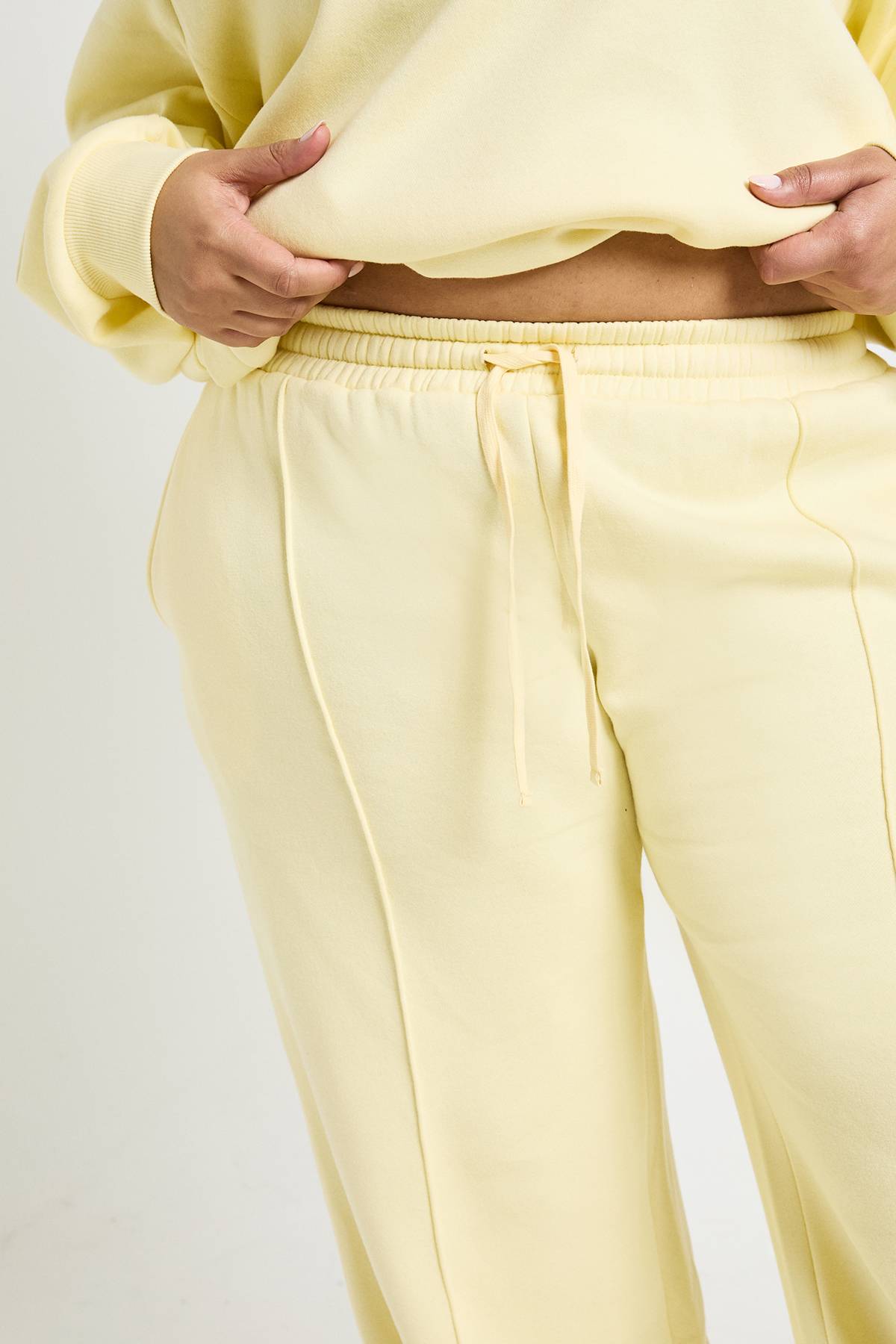 boohoo Jogger Grande Taille Basique À Jambe Droite Avec Détails De Pinces