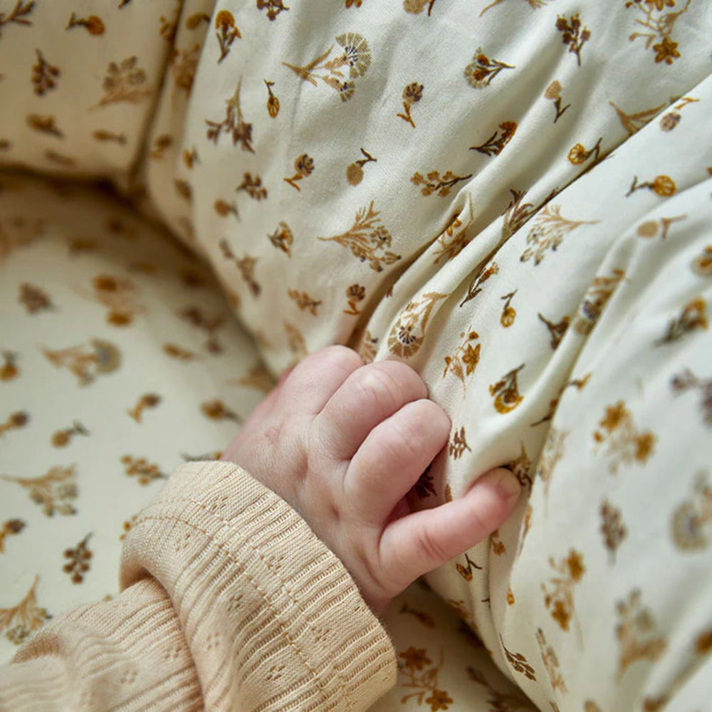 Køb by KlipKlap Baby Nest Honey Poetic Garden