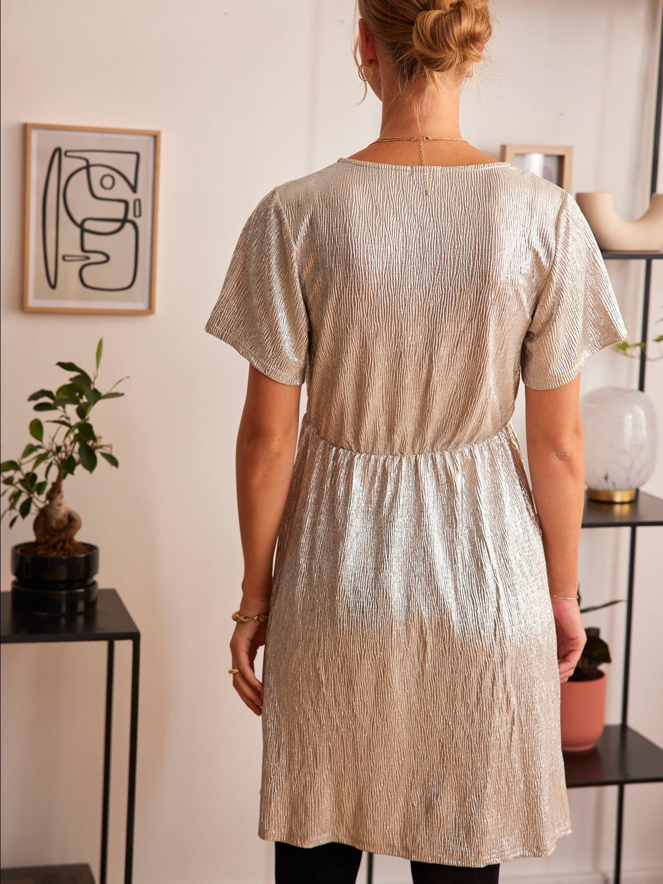 Vestido envelope iridescente para maternidade e amamentação, bege iridescente