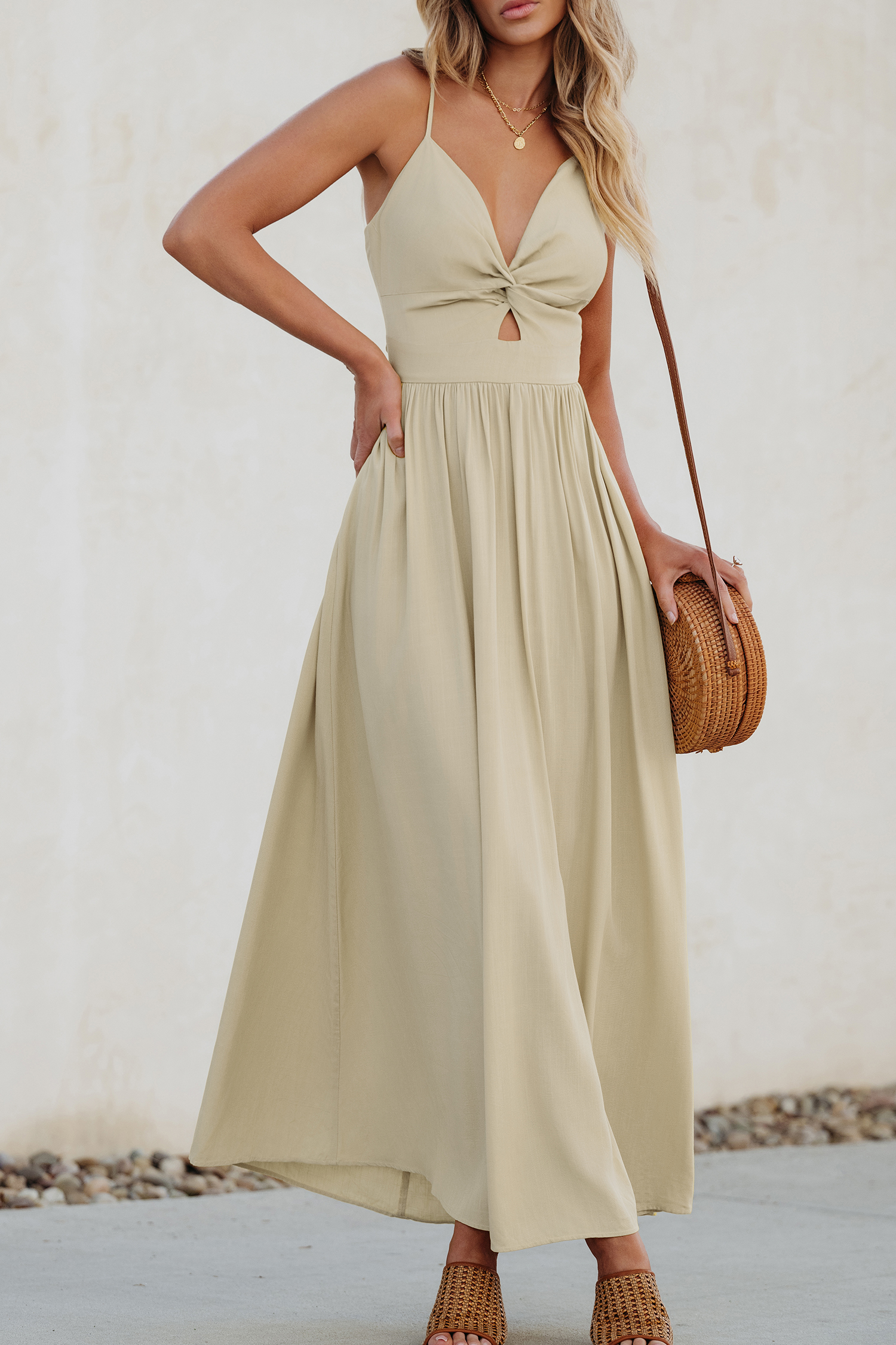 Robe maxi avec col en cœur torsadée et trou de serrure abricot