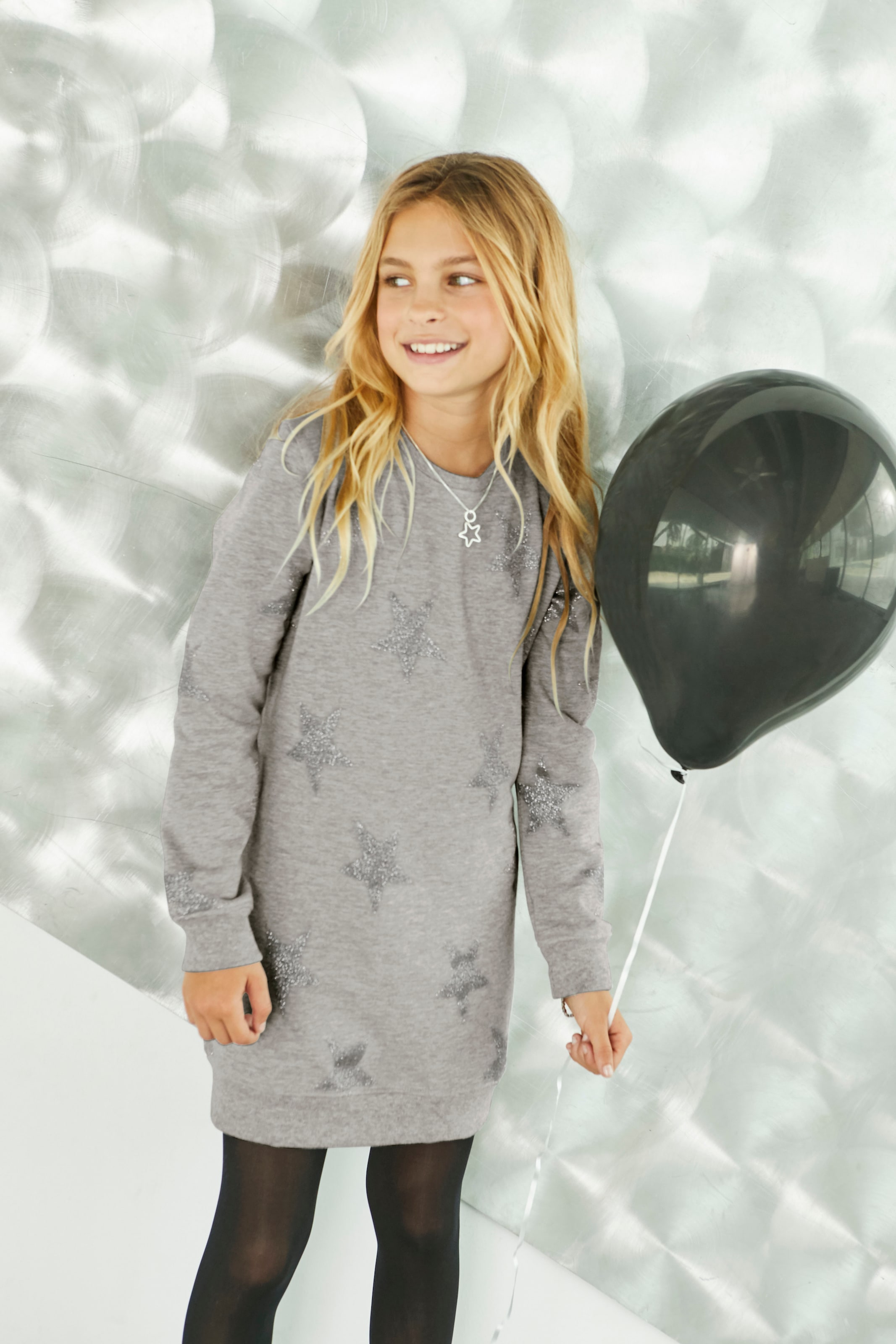 KIDSWORLD Sweatkleid »Sterne-Allover Kleid« für den Alltag,  ca. Mitte Oberschenkel Länge,  sportlicher Touch