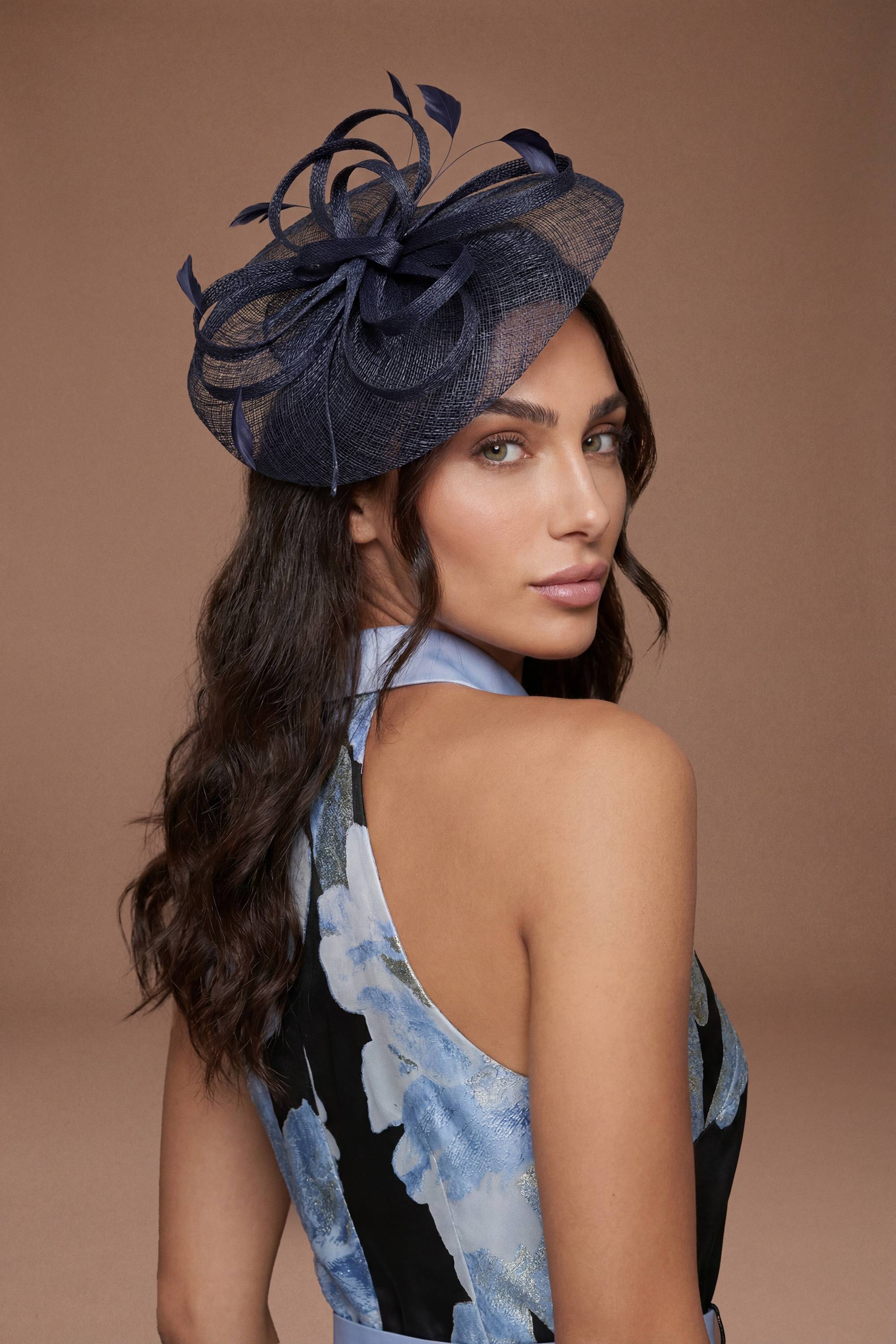 Coast Bibi Disque Relevé Avec Boucles Et Plumes