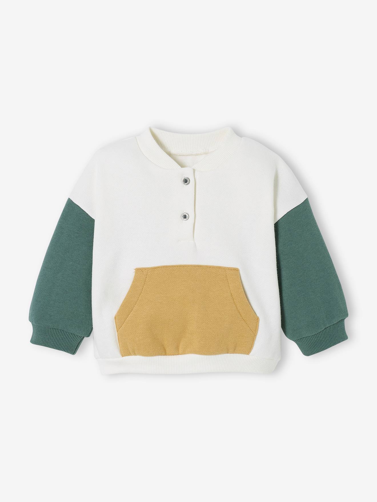 O conjunto para bebê inclui um moletom de lã e calças de veludo, em branco claro liso com estampas.