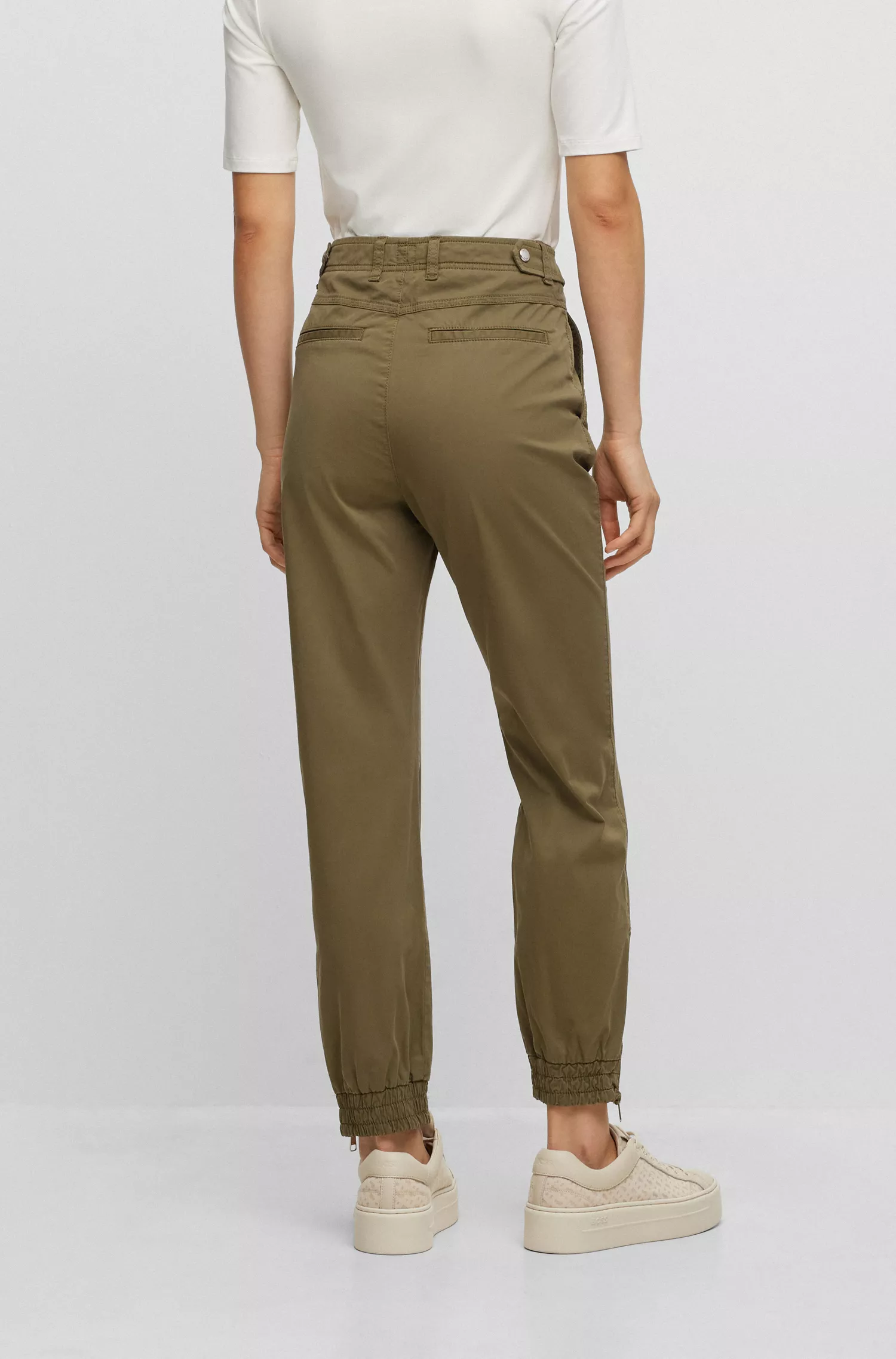 Calça chino BOSS preta, corte regular, em algodão orgânico elástico.