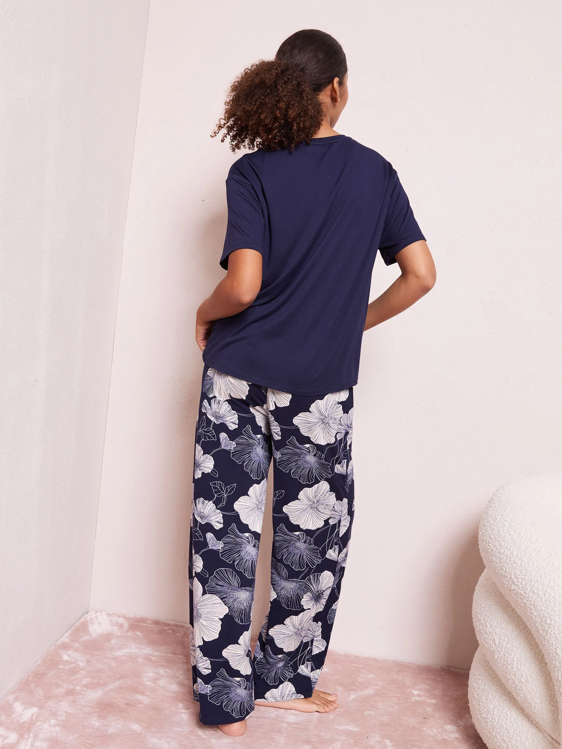Marineblauw met bloemen - Friends Like These Short Sleeve Pyjamas
