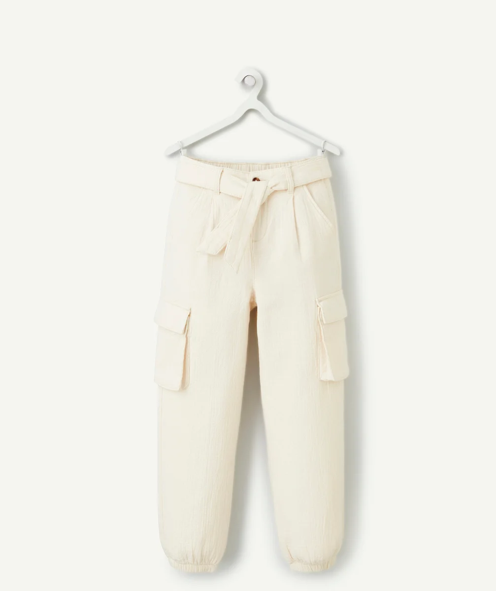 pantalon cargo fille matière gaufrée écru avec ceinture