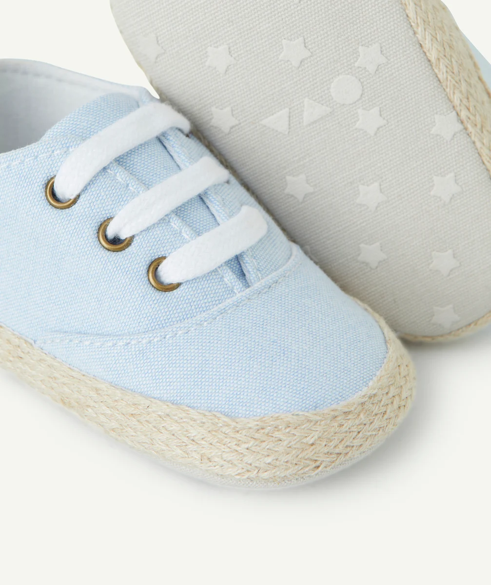 CHAUSSONS STYLE BASKETS BÉBÉ GARÇON BLEU AVEC DÉTAILS EN CORDAGES