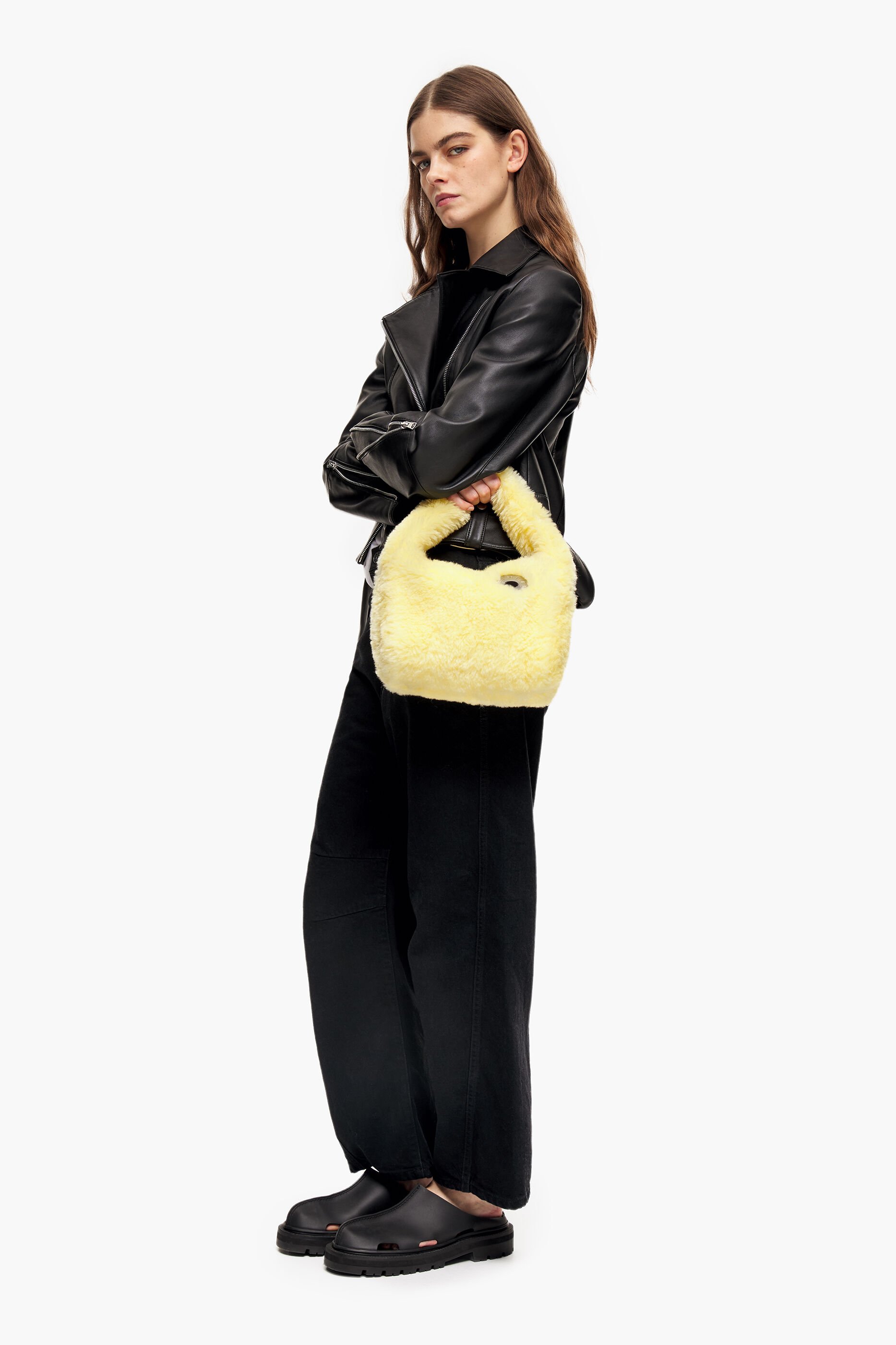 Bolsa hobo tamanho P com forro de pele amarela