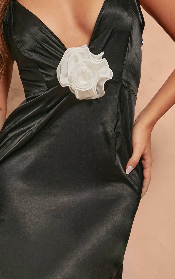Noir Robe Longue En Satin Avec Détail Rose