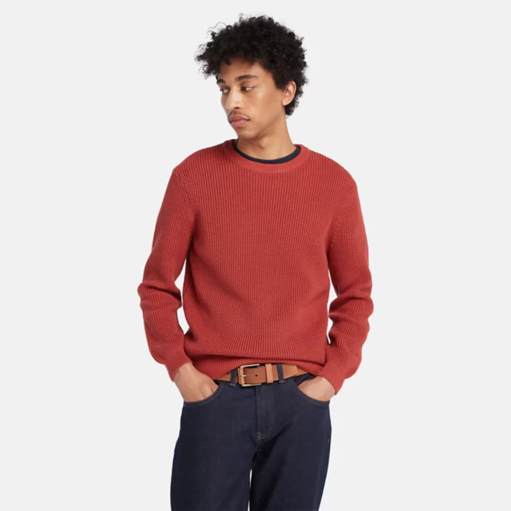 Suéter masculino de gola redonda com pregas na frente, na cor vermelha.