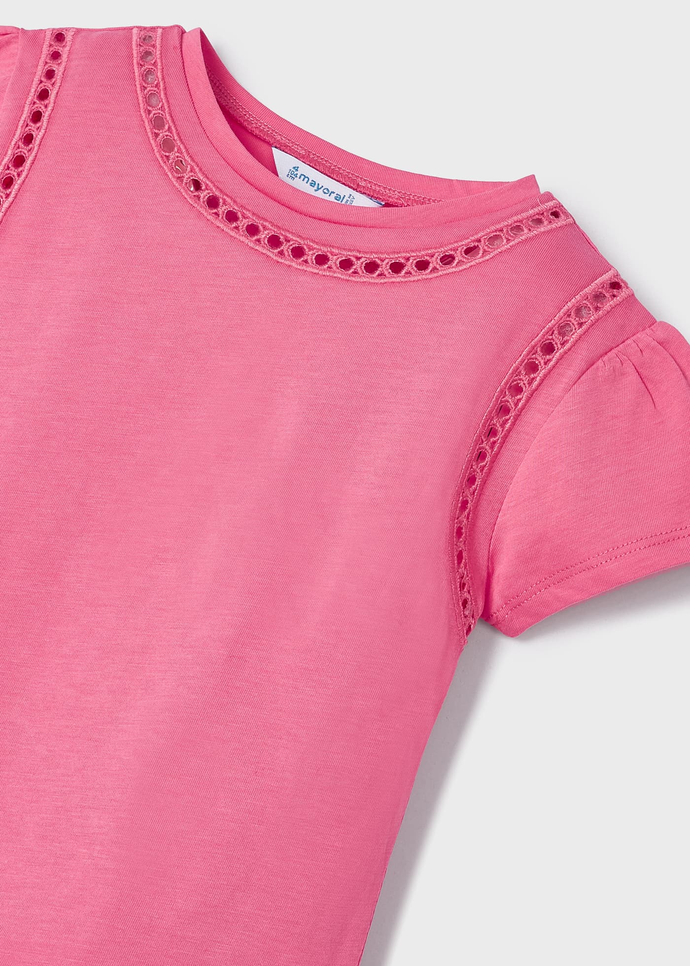 Camiseta de manga curta para meninas, feita de algodão sustentável.