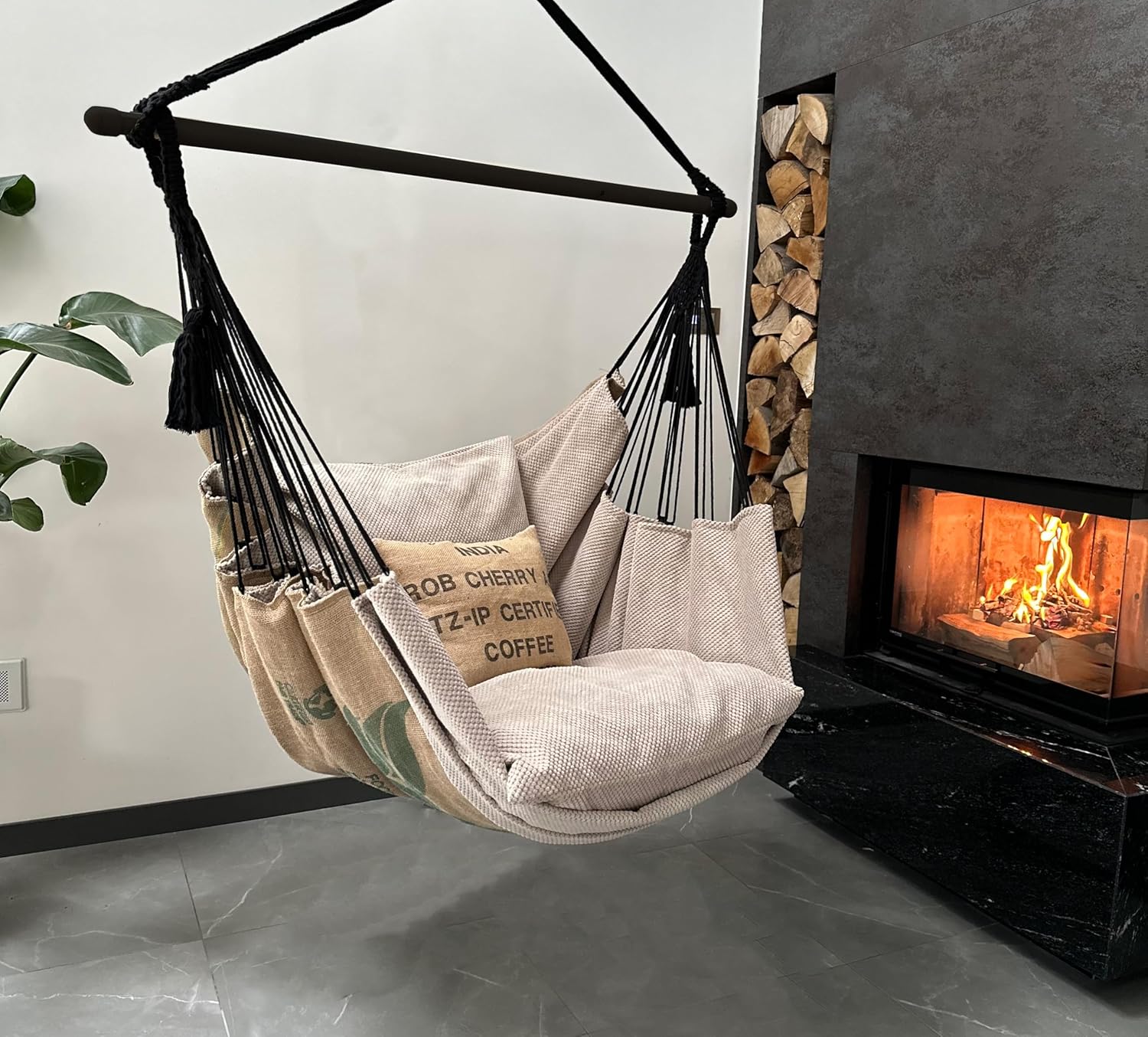 Izabell Hängesessel mit Großen Kissen – XXL Schaukelstuhl und Hängematte für Indoor & Outdoor – Coffee Swing aus Jutesäcken von Kaffeeröstereien (beige)