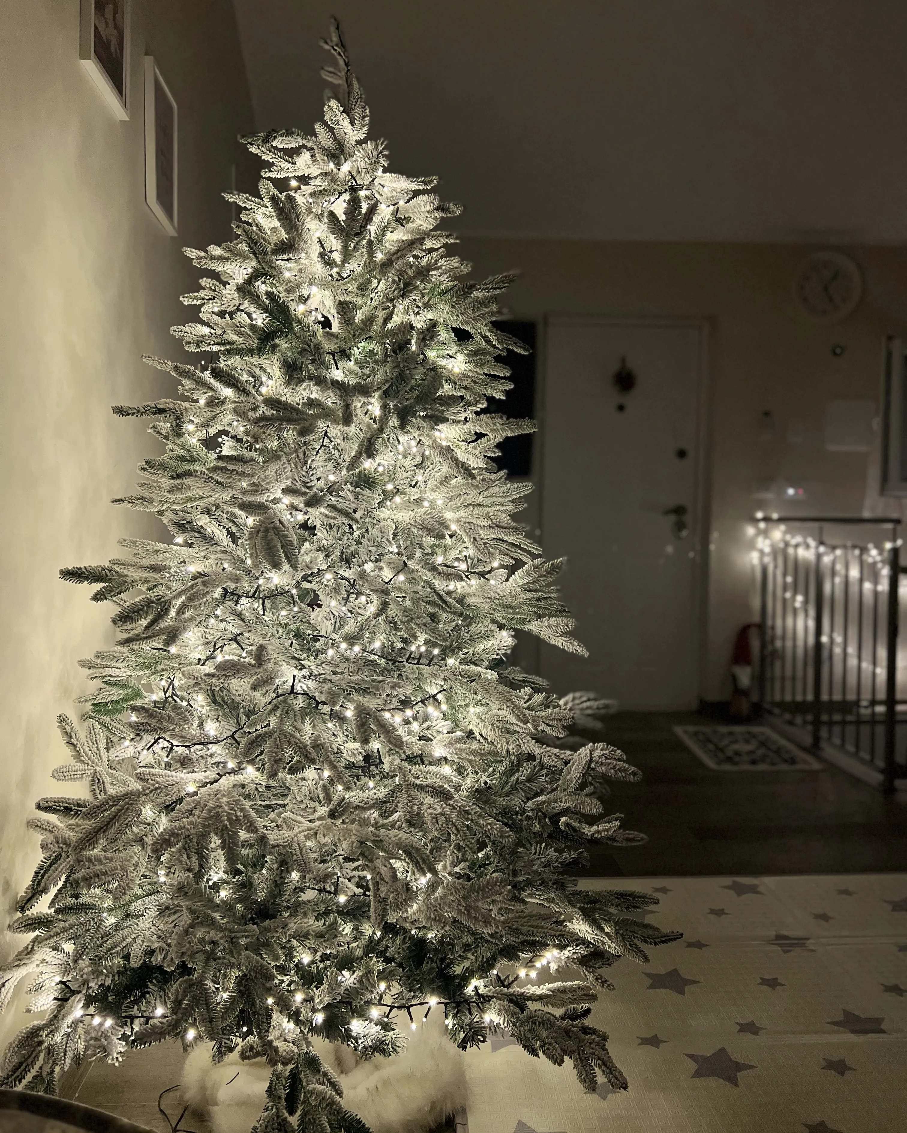 Besneeuwde kunstkerstboom BASSIE 180 cm Wit