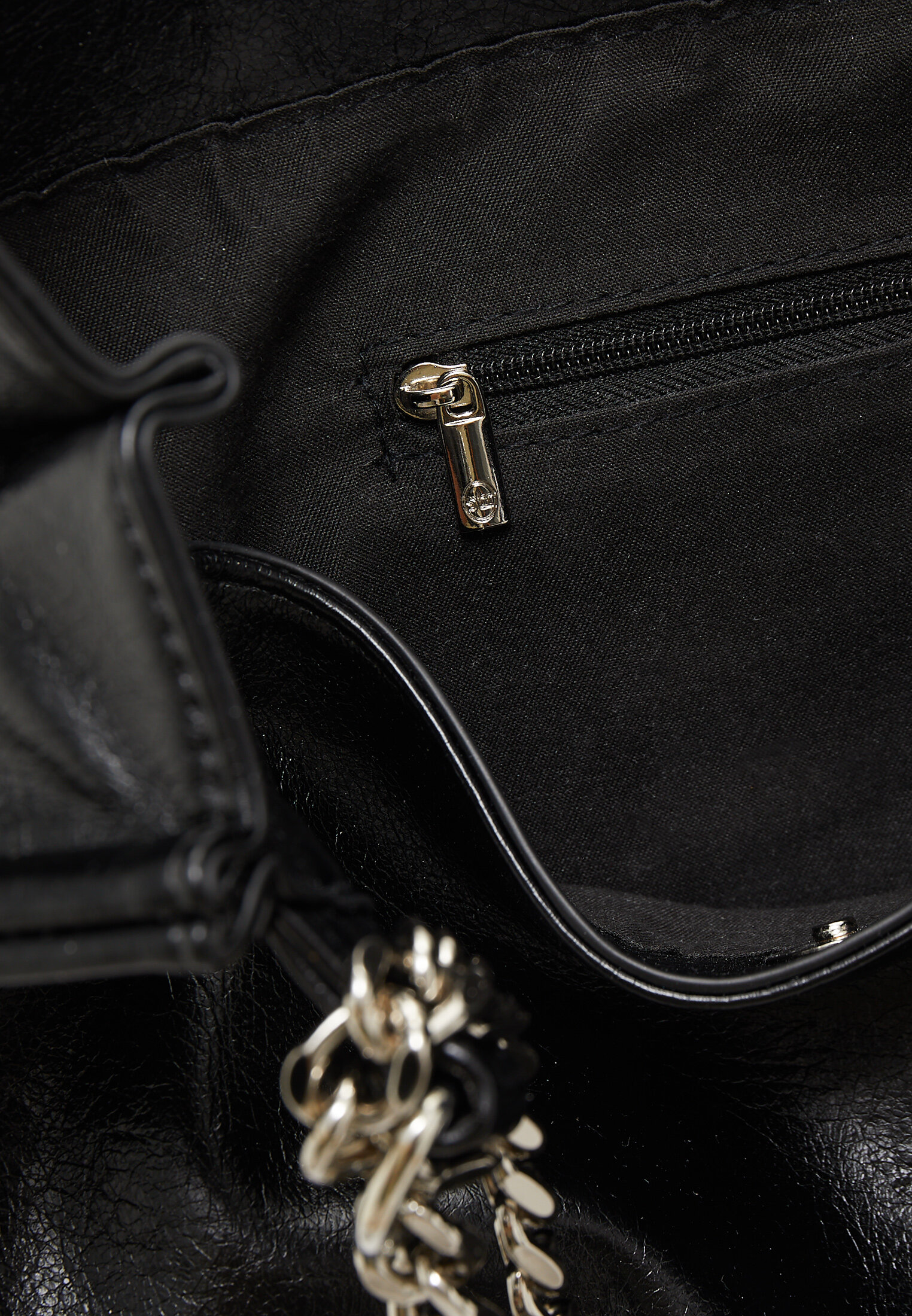 Bolsa tote com corrente e efeito de couro