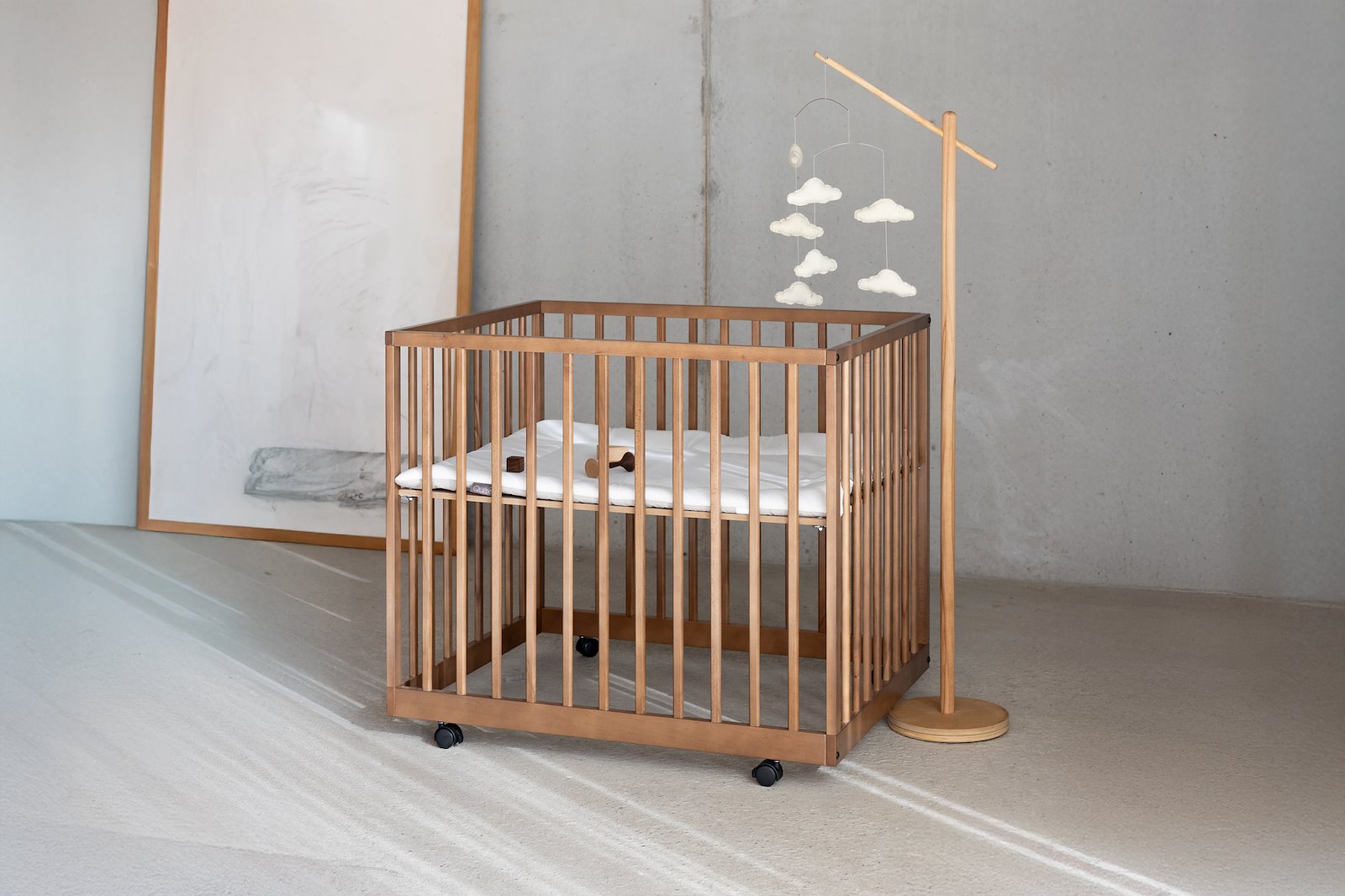 Cloud Babyuro Babyuro med skyer. Festes på stativ (selges separat). Kombiner med Shiko white noise-høytaler.