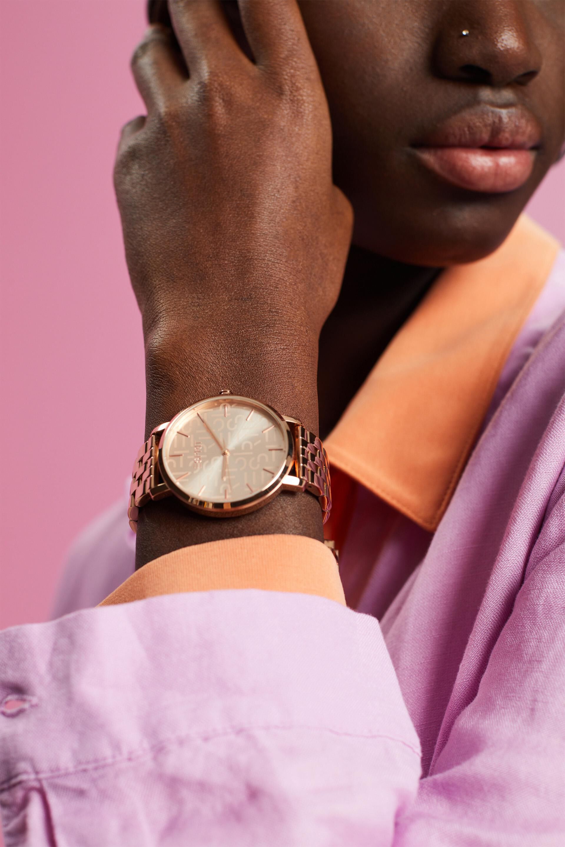 Montre en acier inoxydable à cadran orné du logo