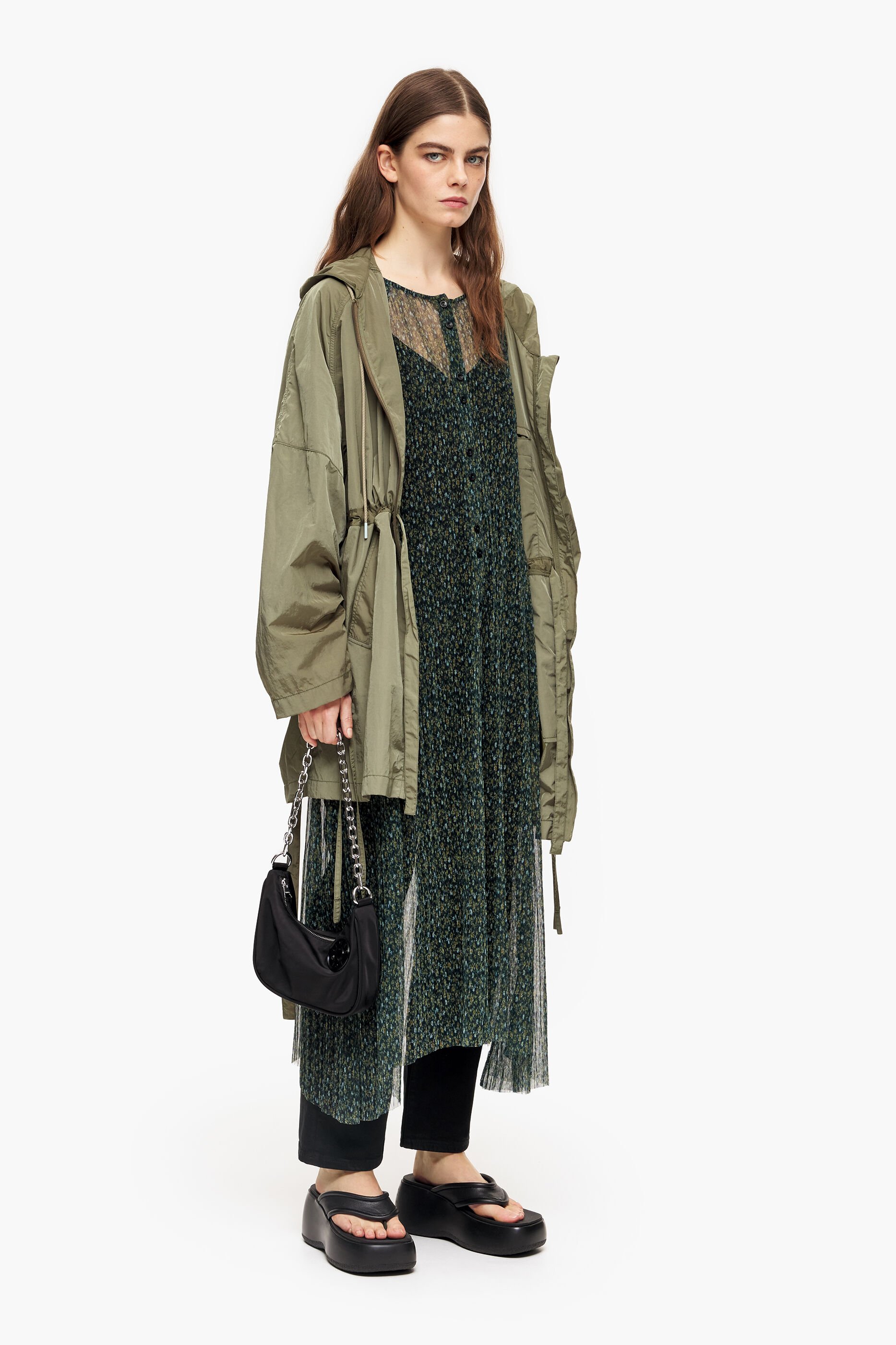 Vestido midi com estampa de flores românticas verdes