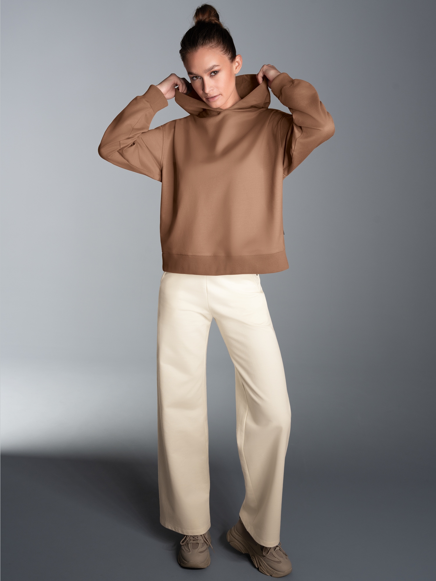 Oversized Jogginganzug mit modischem Rückenprint Haselnuss