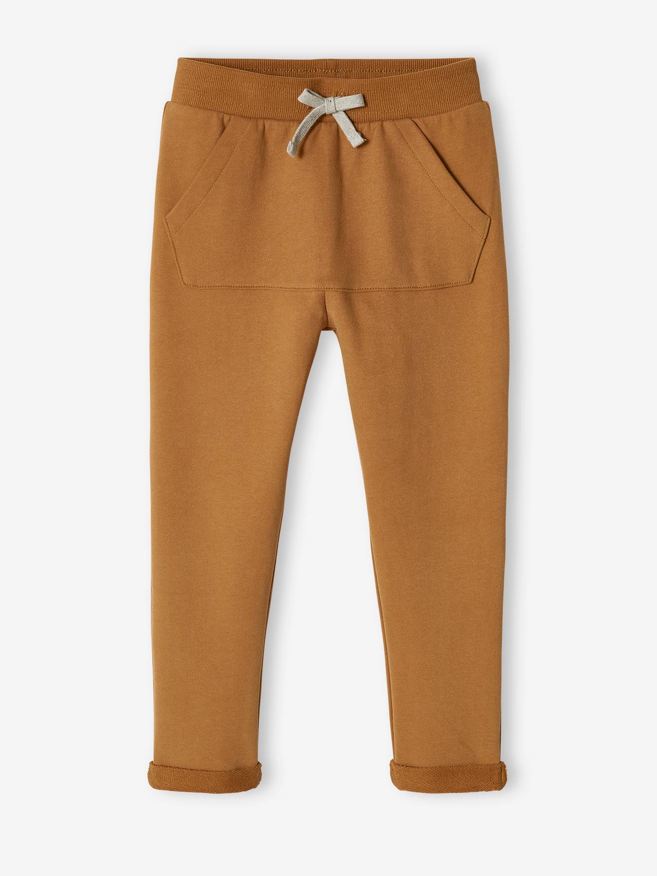 Calça de moletom esportiva infantil com bolsos canguru estilosos na cor noz-pecã.