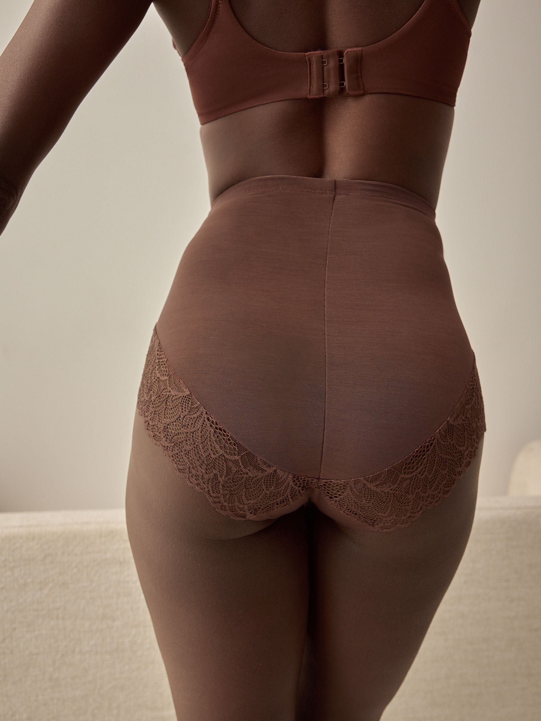 Chocoladebruin - Vormende slip met stevige buikcorrectie