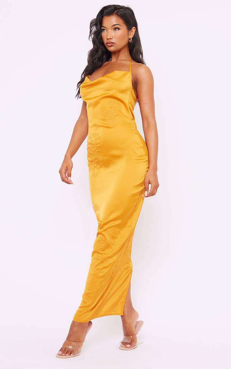 Tangerine Robe Longue Satinée À Broderie Florale Et Col Bénitier