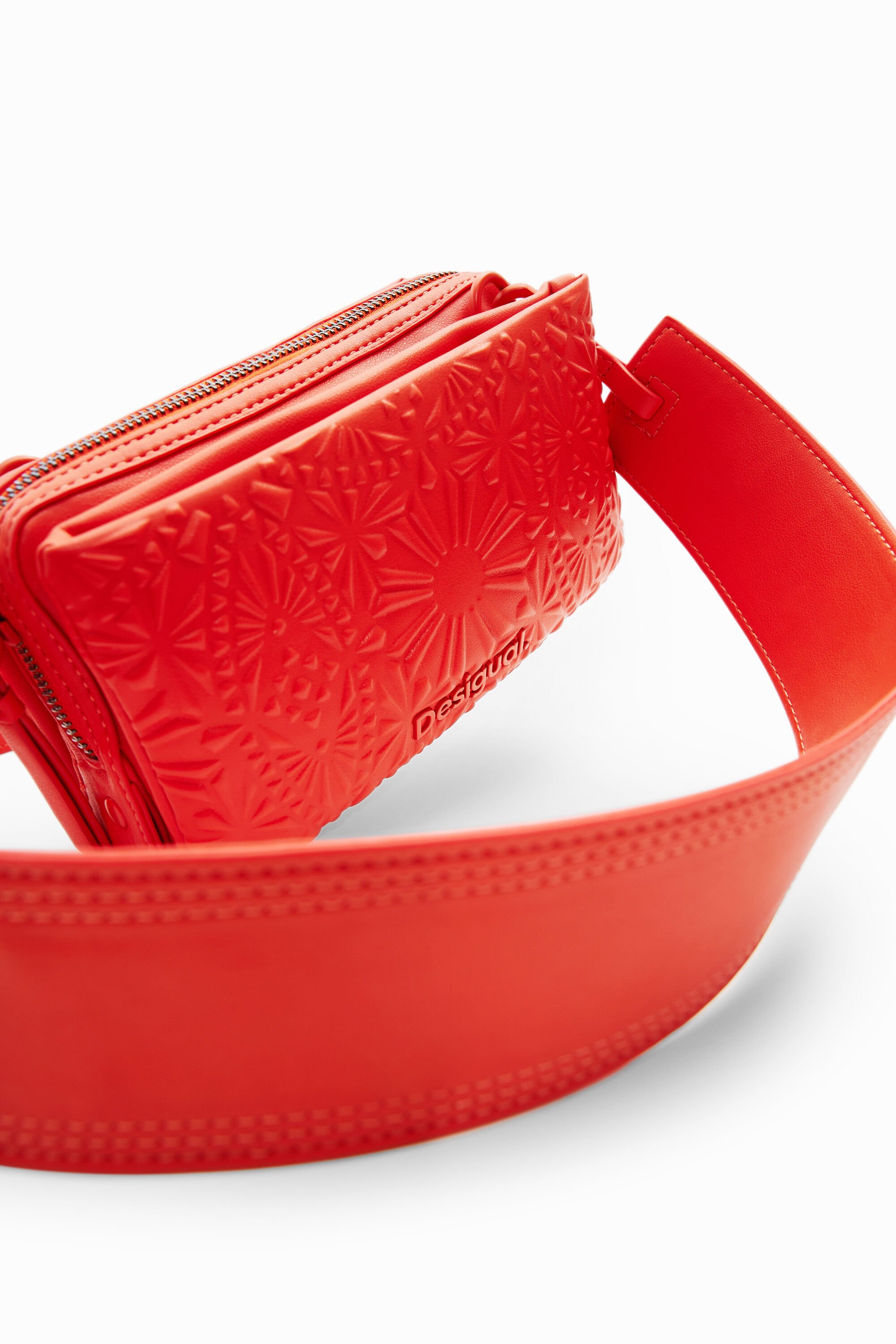 Petit sac à bandoulière relief géométrique