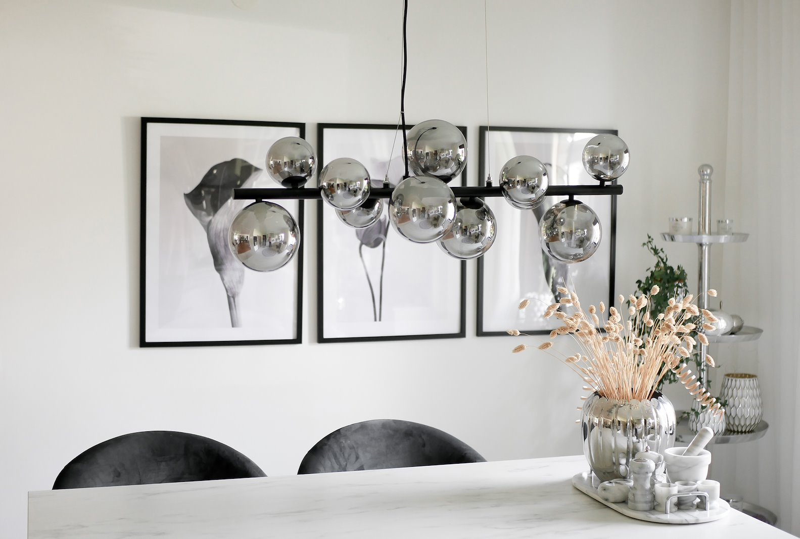 Molekyl taklampe Sort metall med sotet glass.