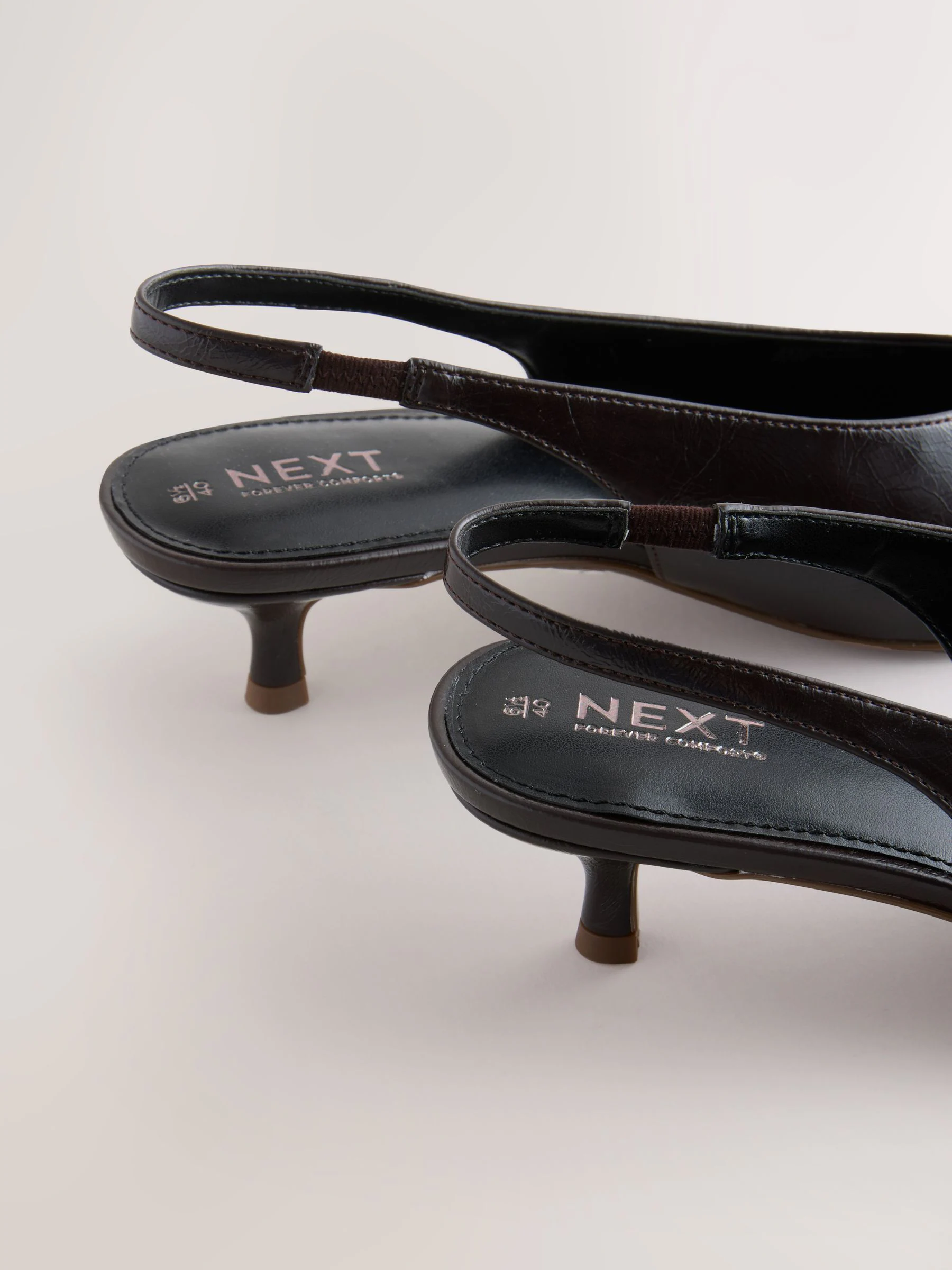 Chocoladebruin - Punt Toe Lage Slingback Naaldhak Schoenen