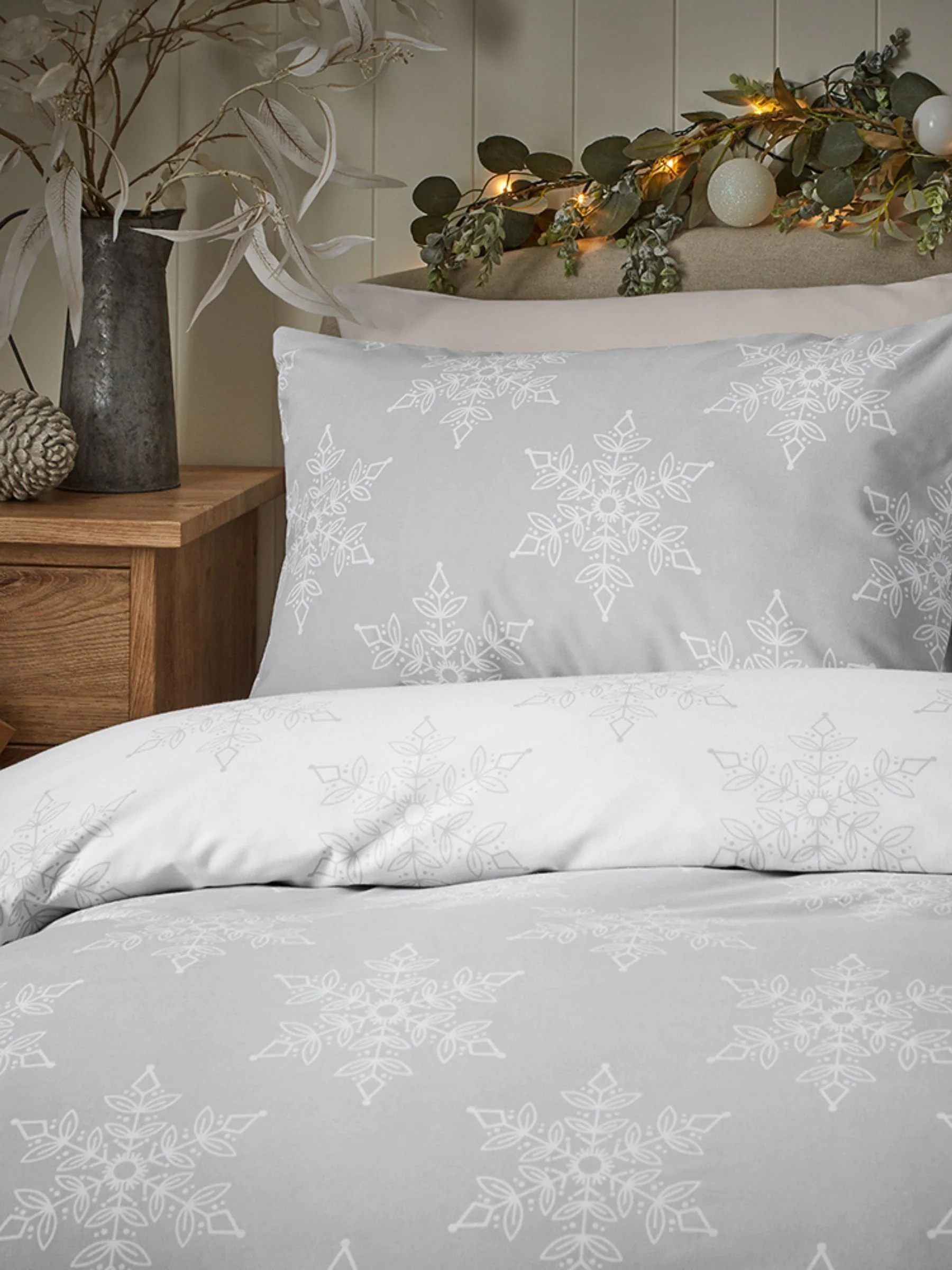 Vantona Christmas Simple Snowflake Quilt Cover Set