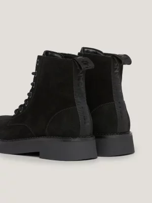Botas de camurça com cadarço e fita de logo