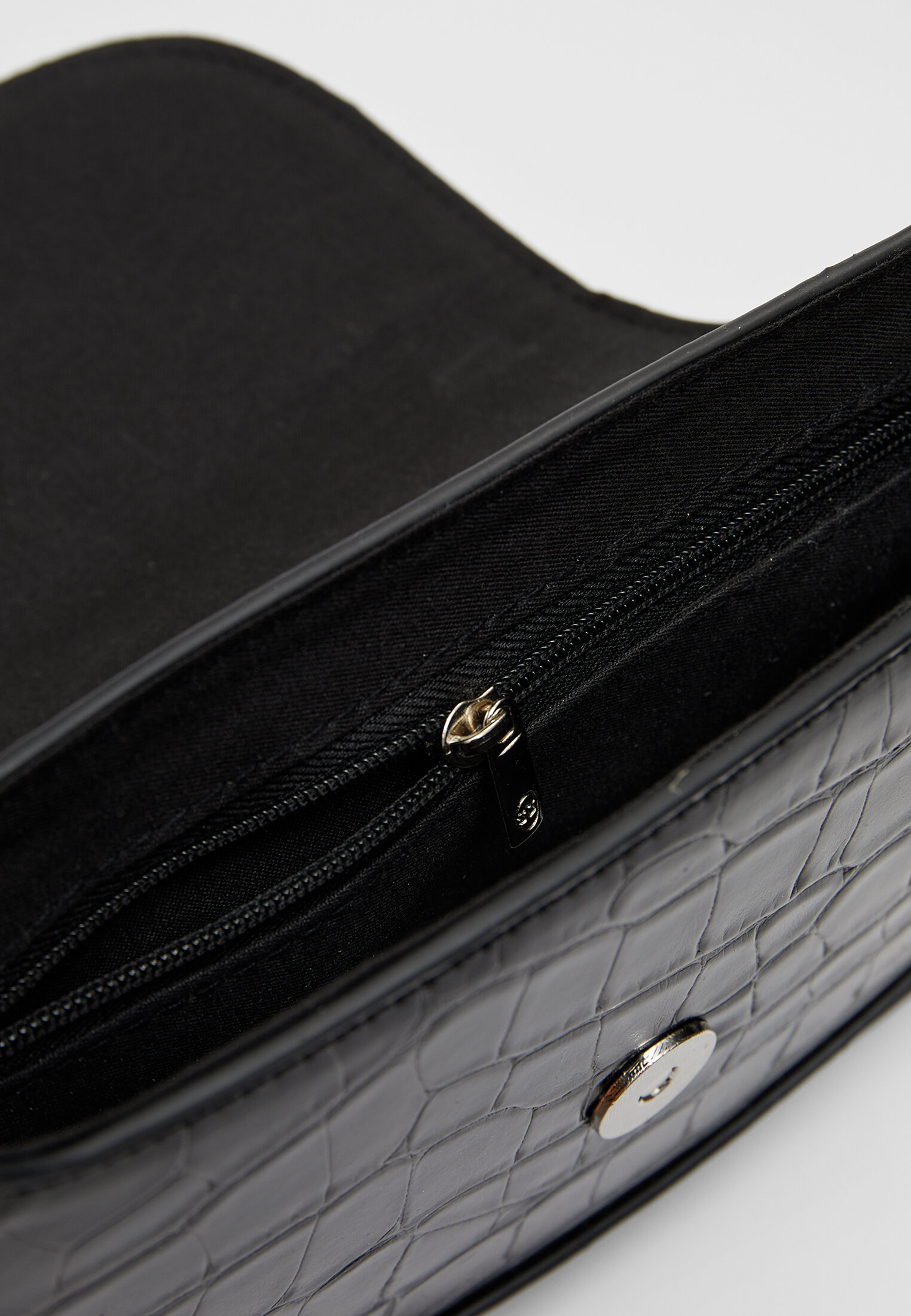 Bolsa de ombro imitando crocodilo