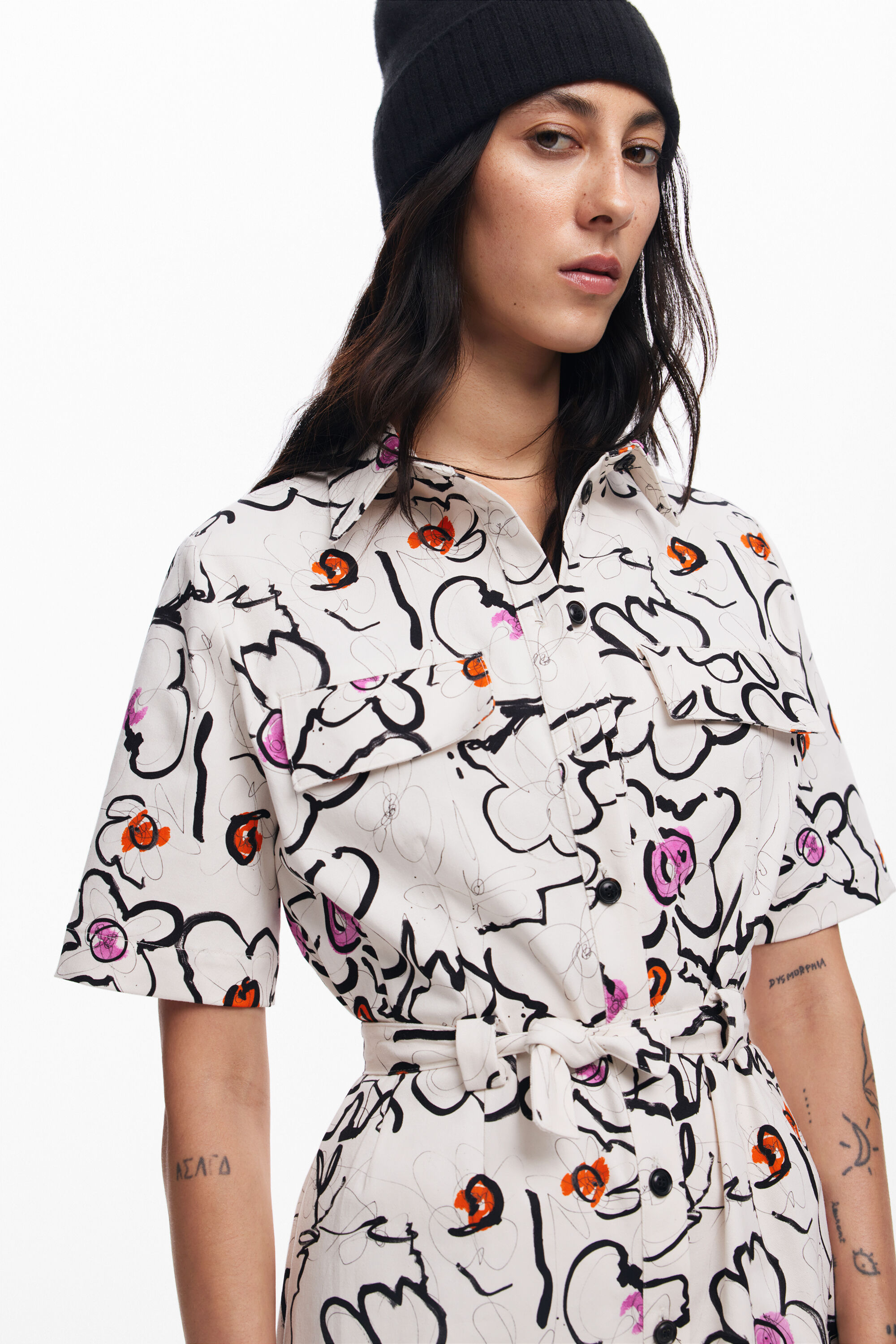 Vestido com flores desenhadas
